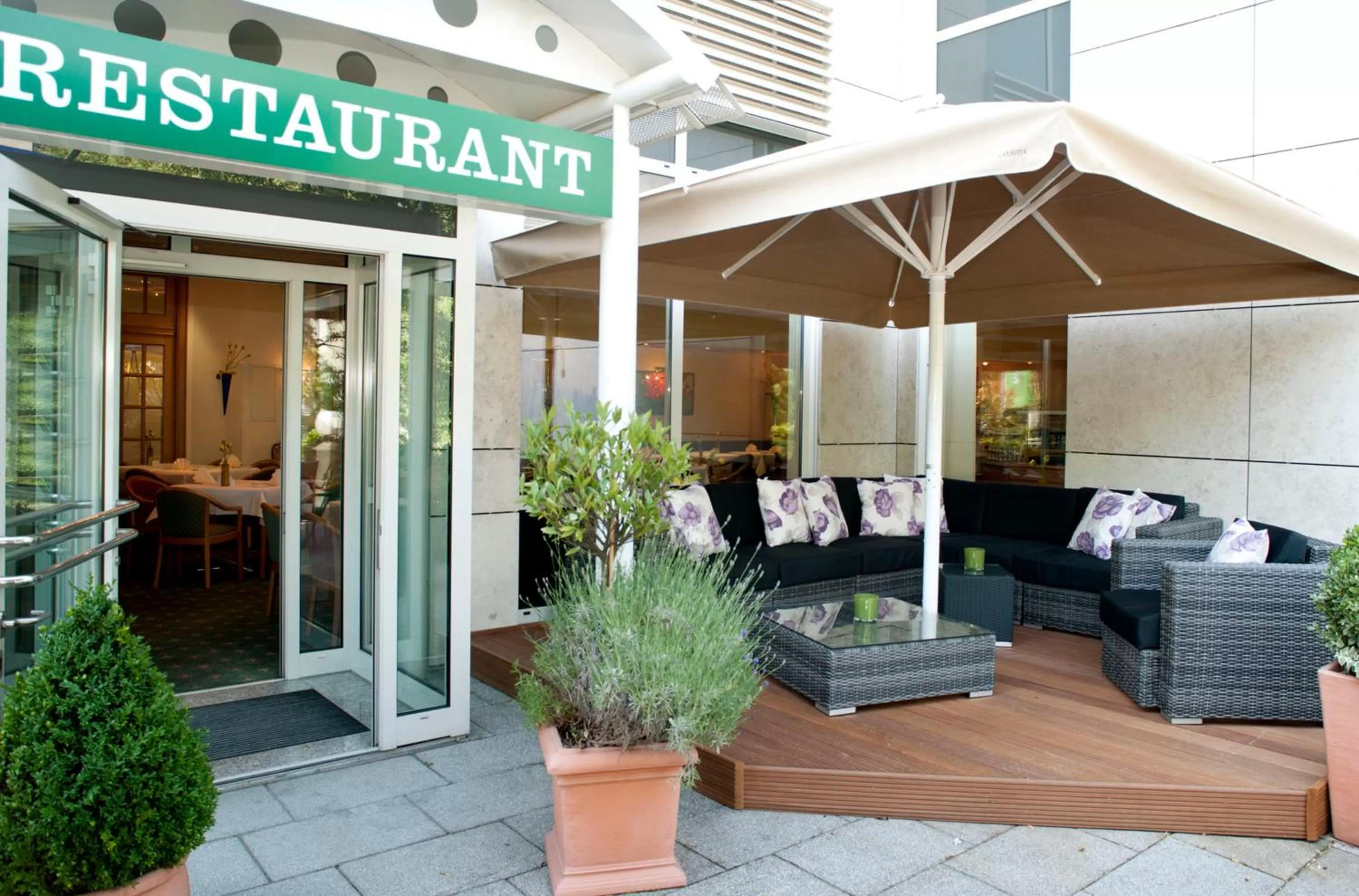 Lounge or bar in Holiday Inn Düsseldorf-Neuss by IHG