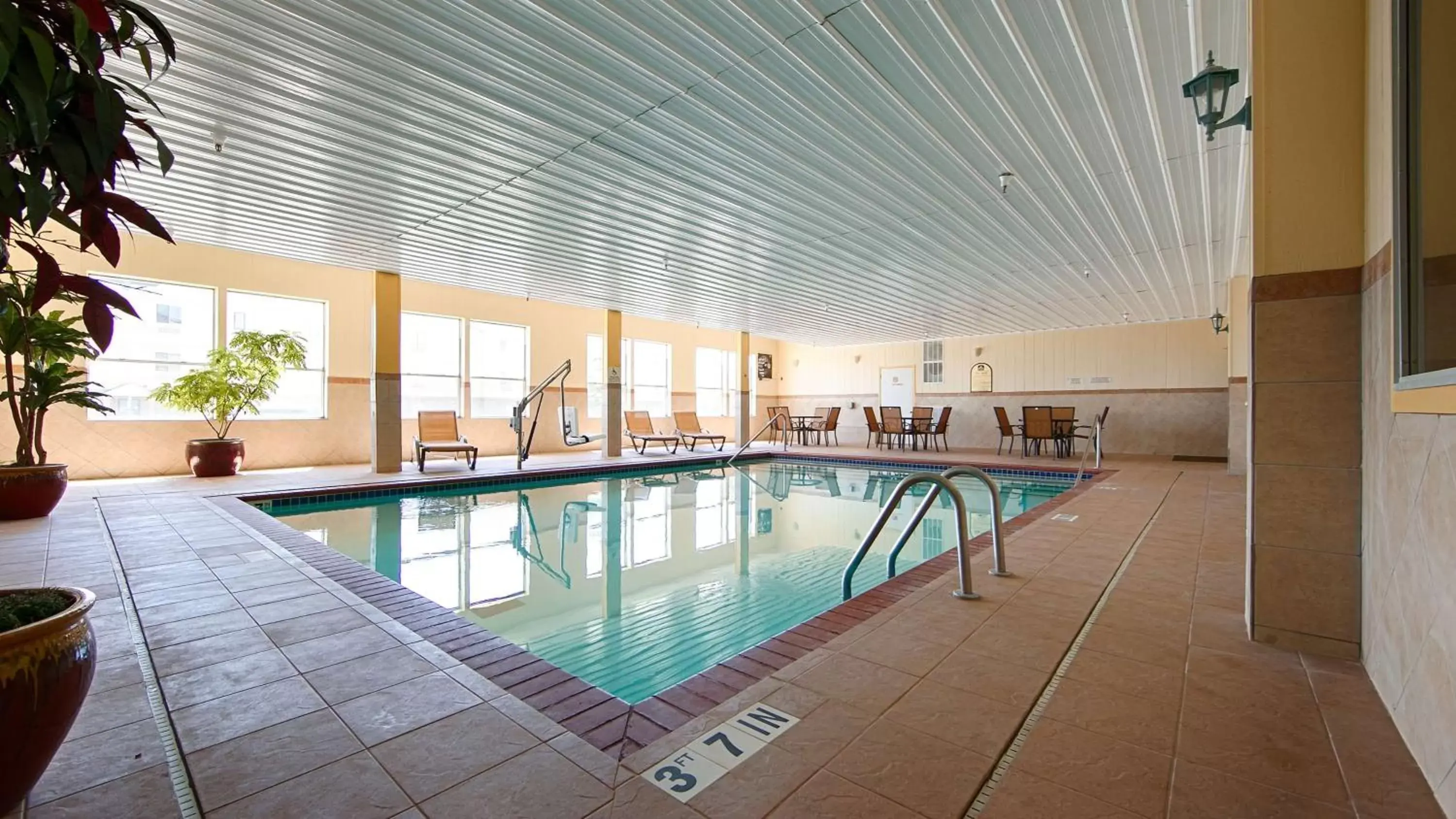 On site, Swimming Pool in Best Western Greentree Inn & Suites