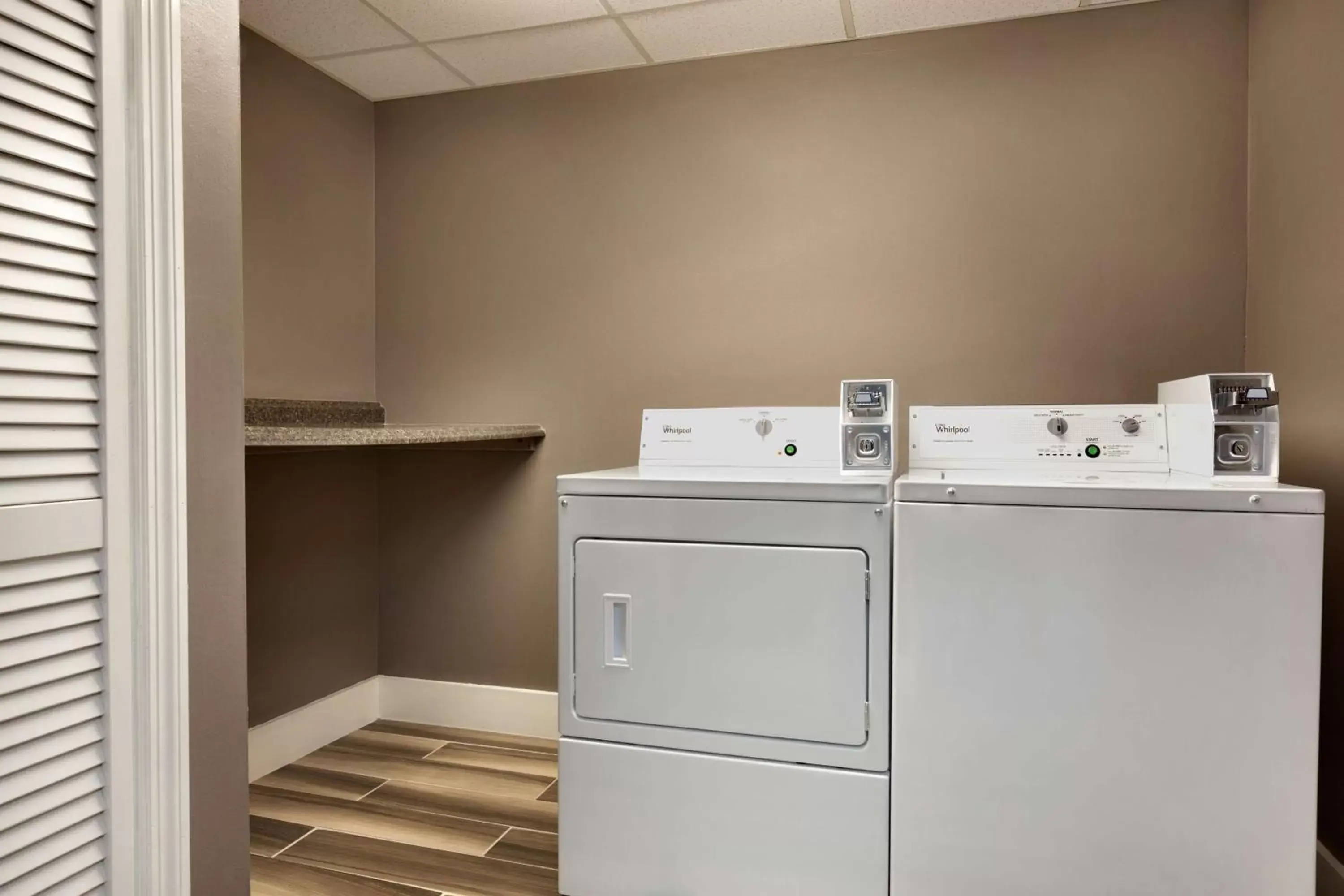 Property building, Kitchen/Kitchenette in Hampton Inn Waycross