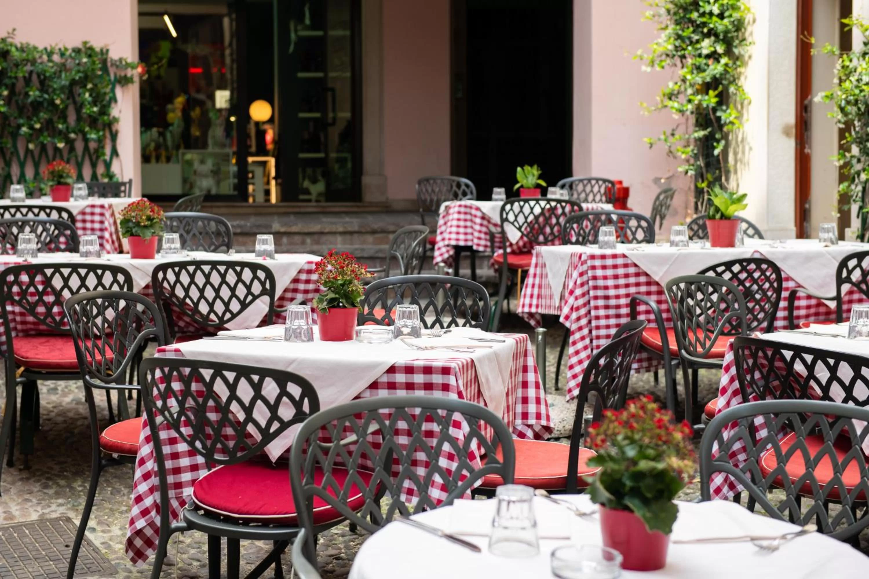 Restaurant/places to eat in Alessi Hotel Trattoria