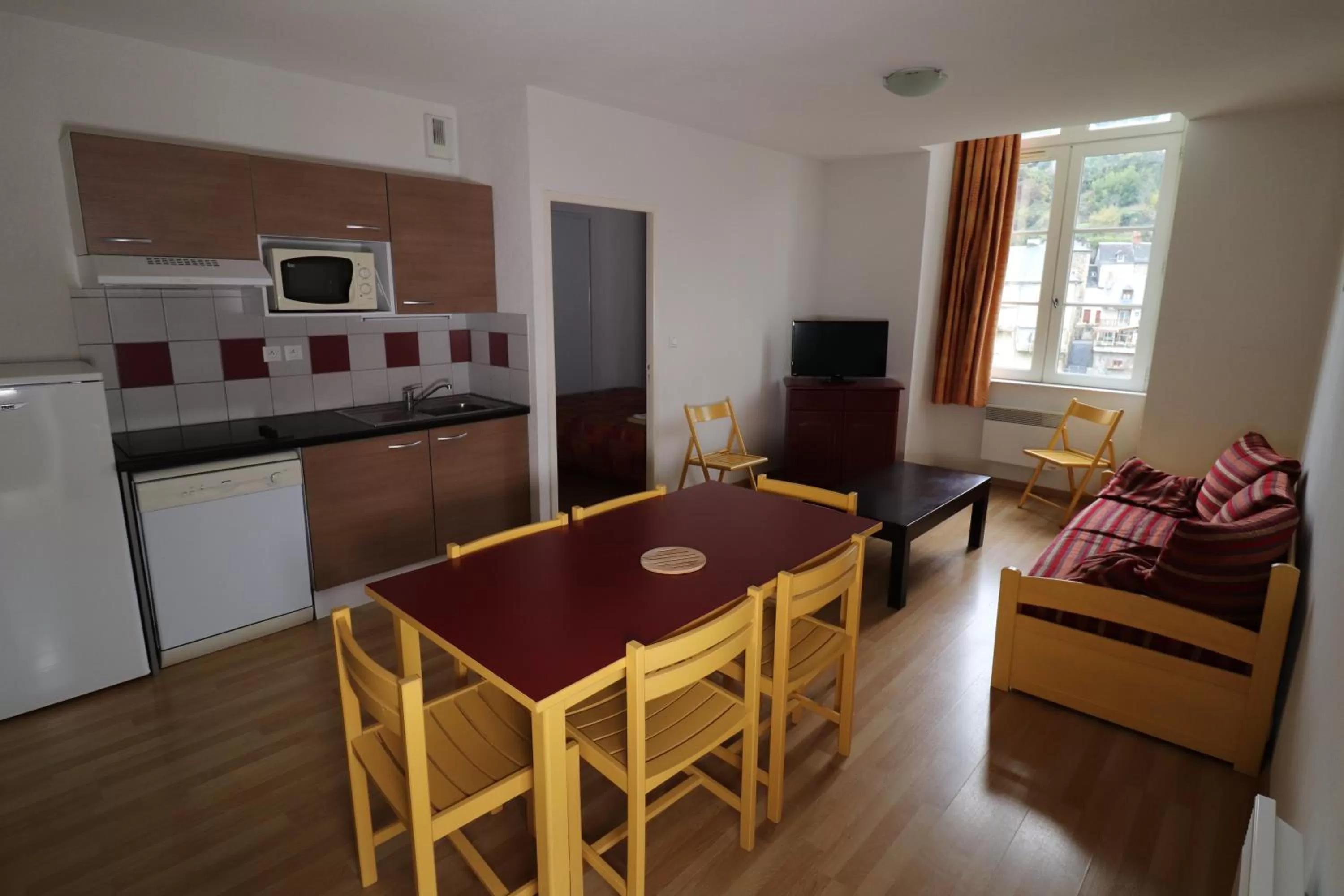Dining area, Kitchen/Kitchenette in Chateau Ricard