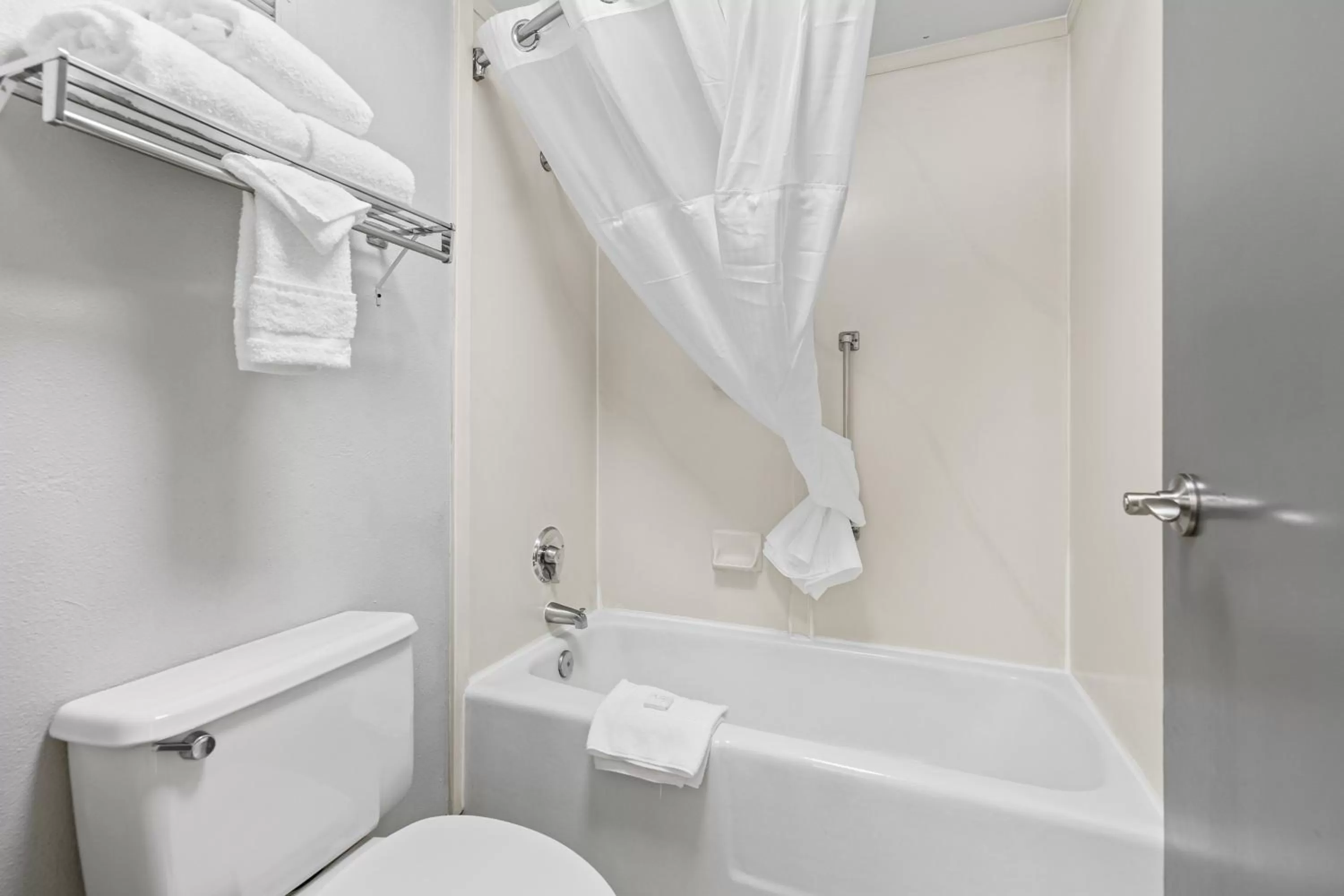 Bathroom in Red Lion Inn & Suites Deschutes River - Bend