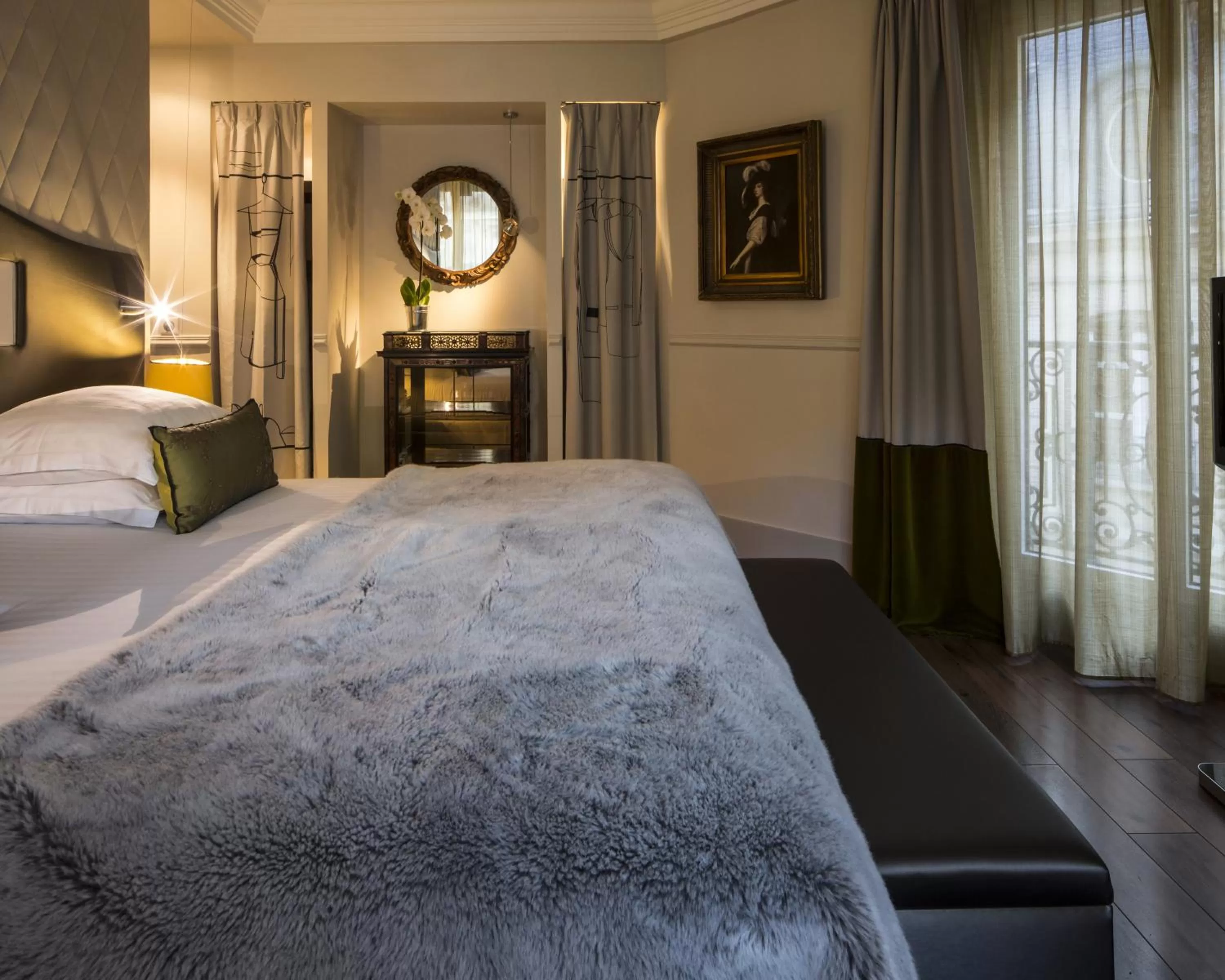 Bed in Edouard 7 Paris Opéra