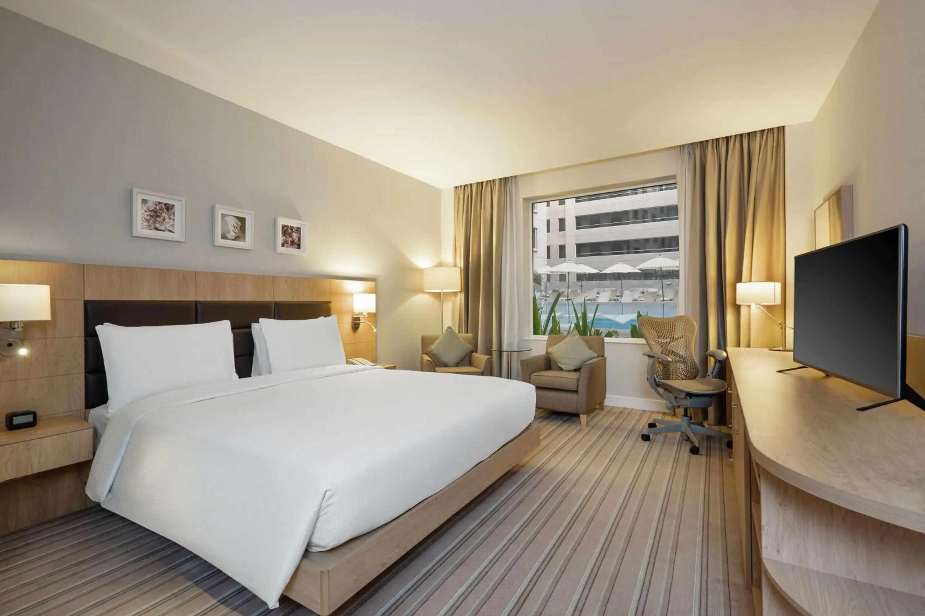 Bedroom, Bed in Hilton Garden Inn Dubai Mall Of The Emirates