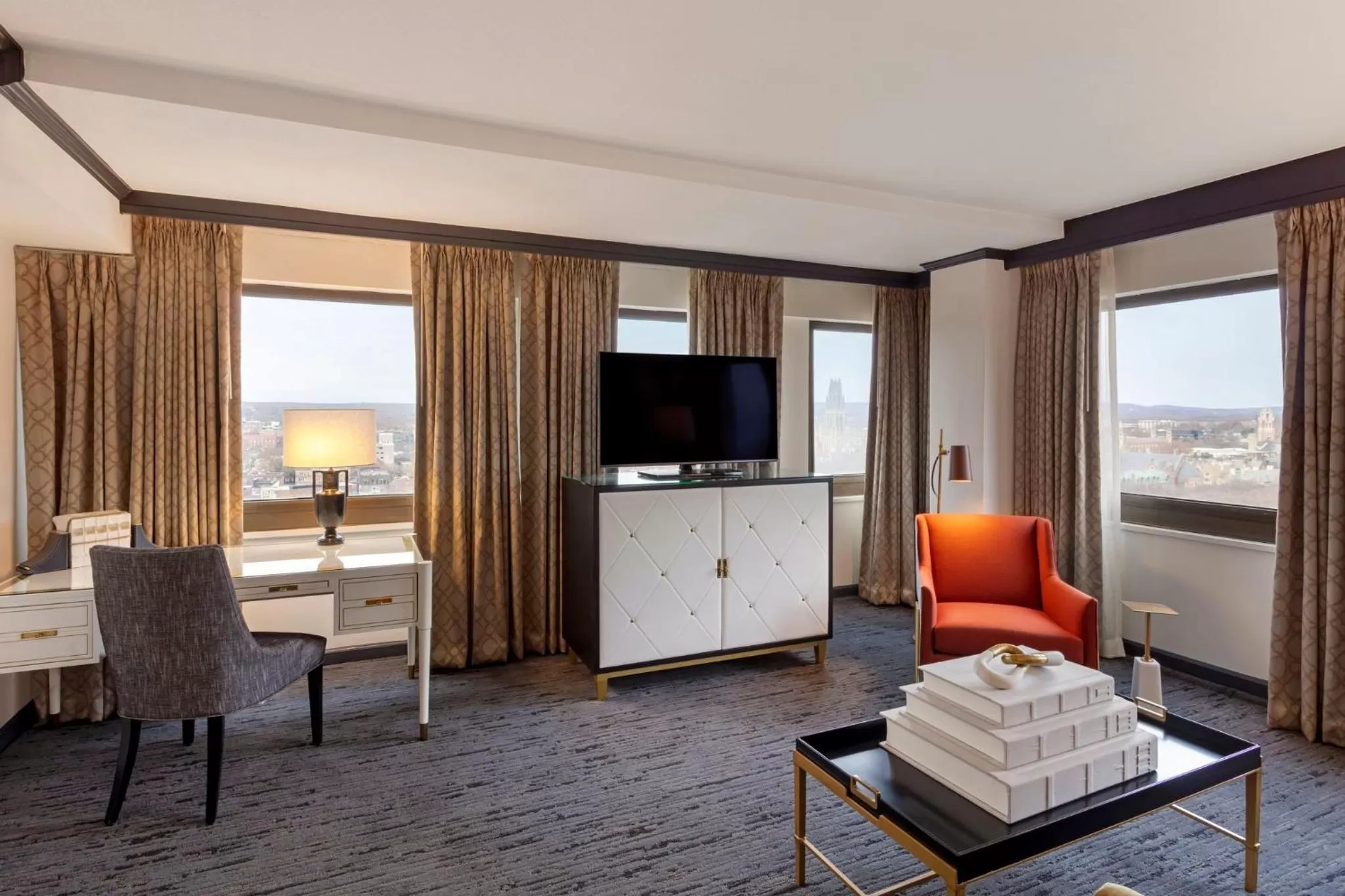 Photo of the whole room, Bed in Omni New Haven Hotel at Yale