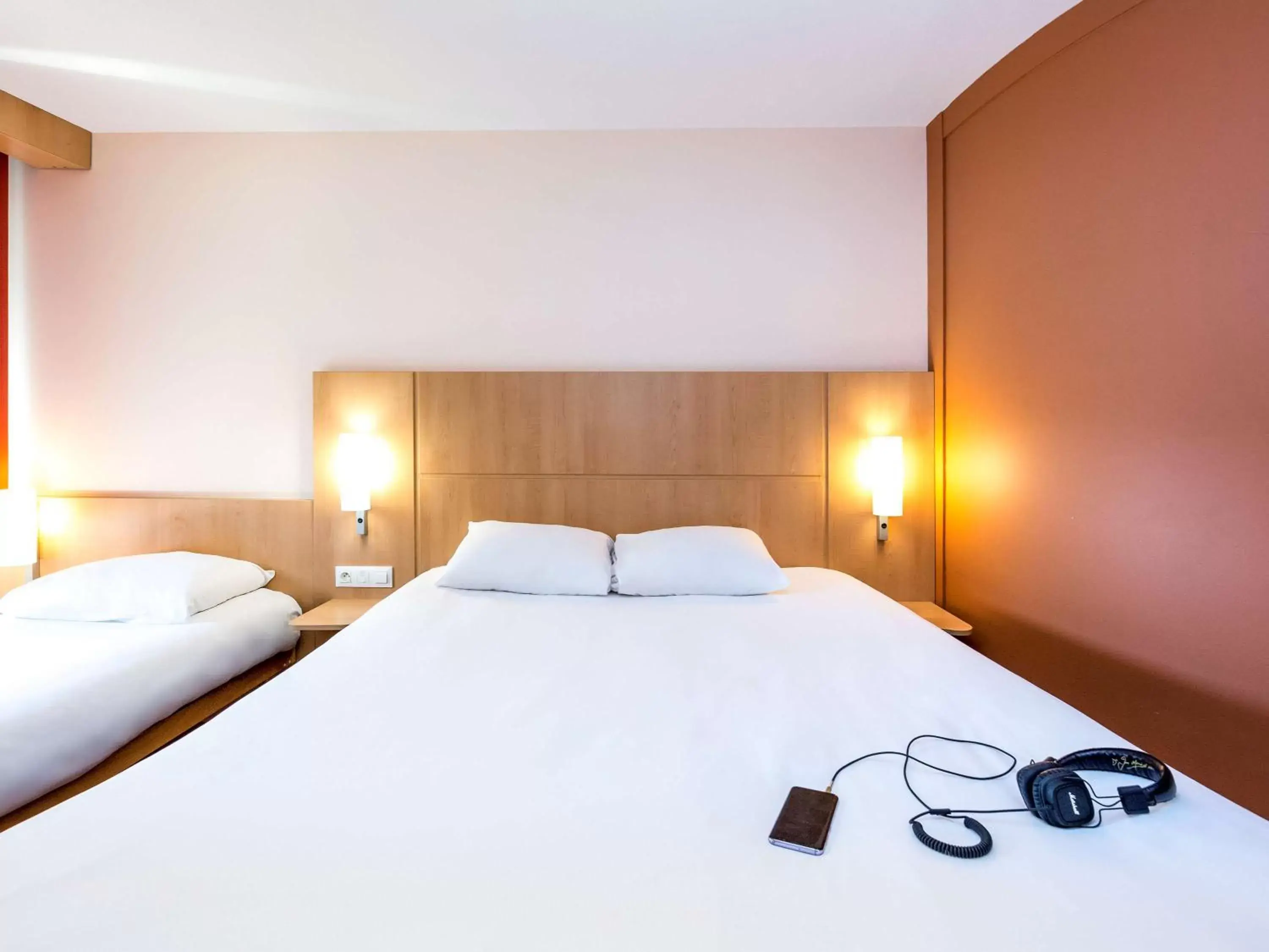 Photo of the whole room, Bed in ibis Sisteron