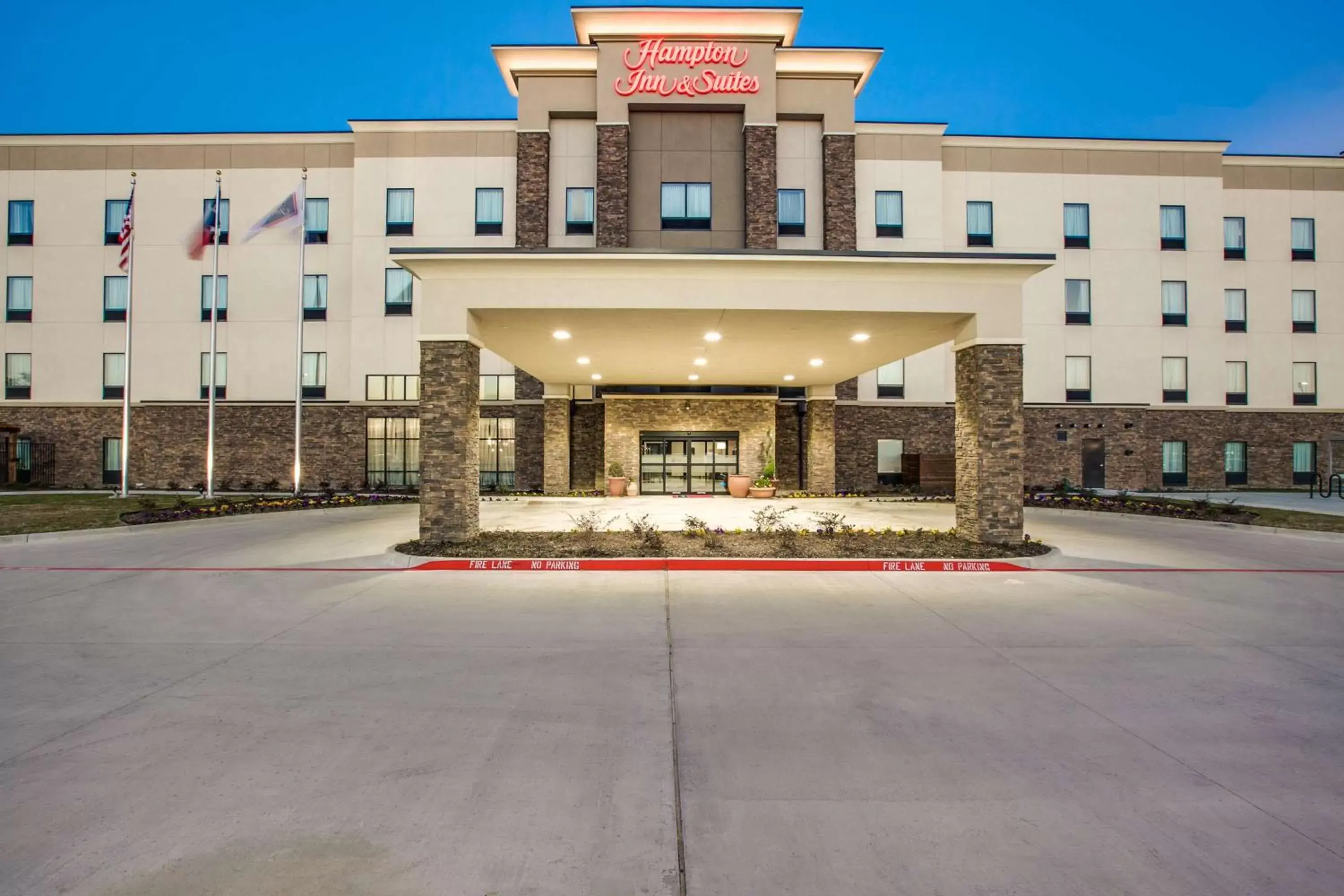 Property building in Hampton Inn & Suites Dallas/Ft. Worth Airport South Property building in Hampton Inn & Suites Dallas/Ft. Worth Airport South