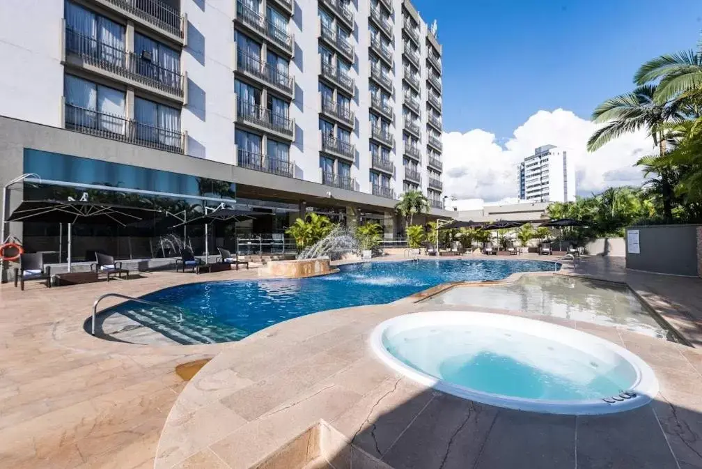 Swimming Pool in Movich Hotel de Pereira