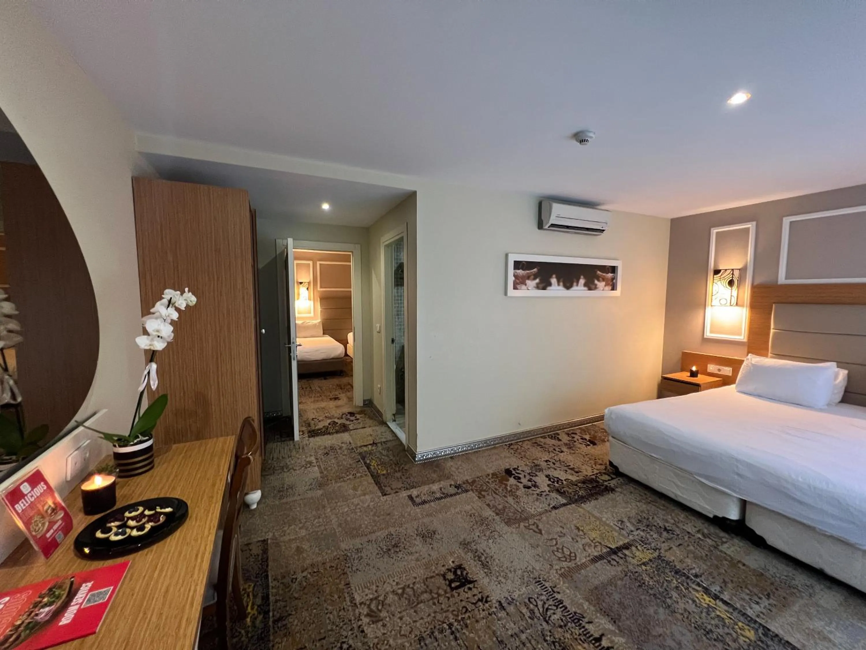 Bedroom, Bed in All Seasons Hotel