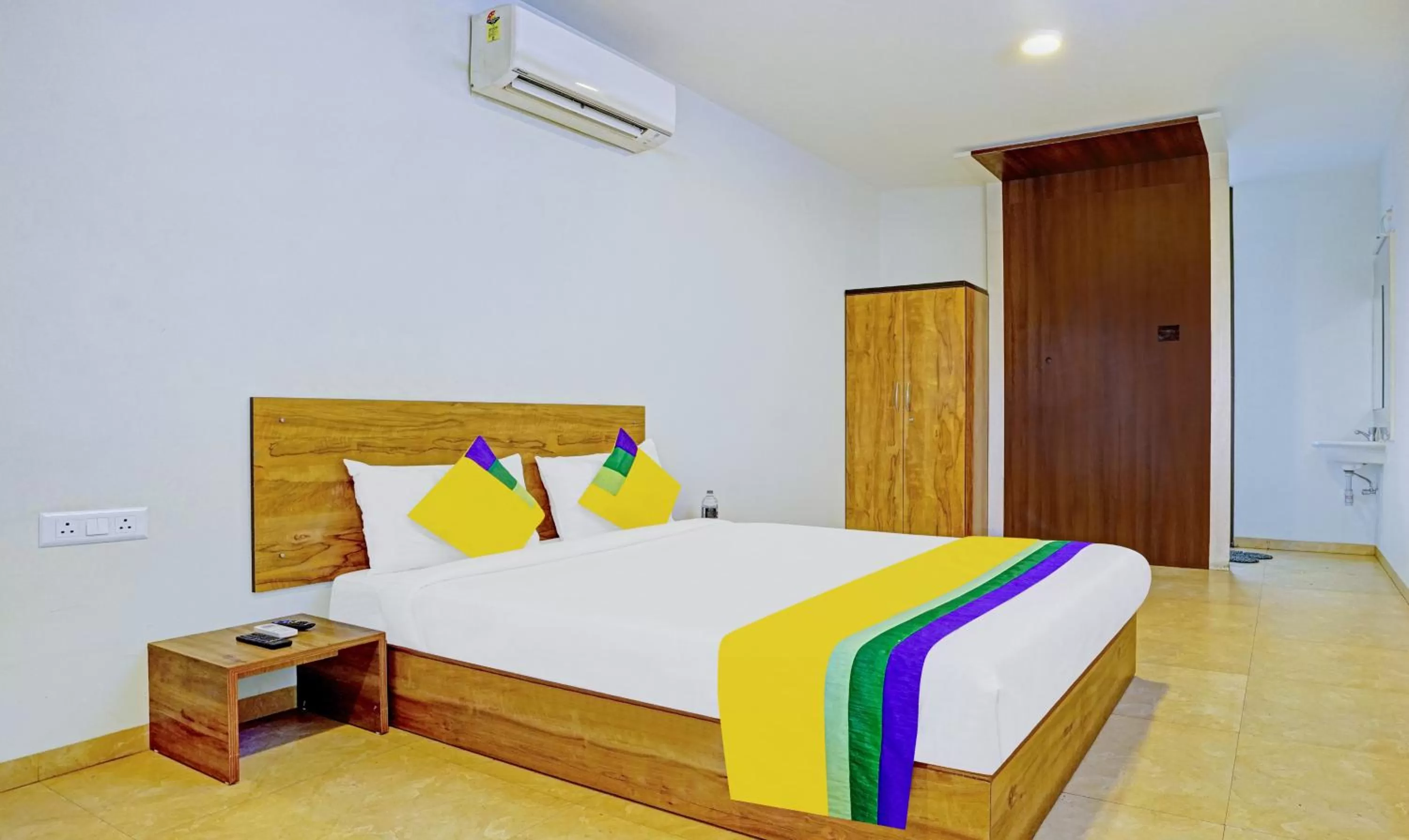 Bedroom, Bed in Itsy Hotels Oasis Pride