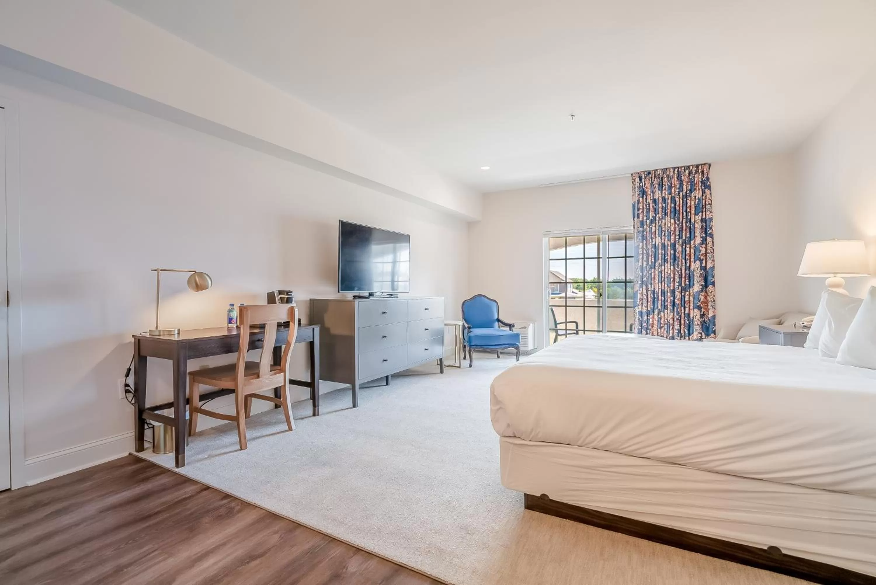 Bedroom, Bed in Chateau Renault