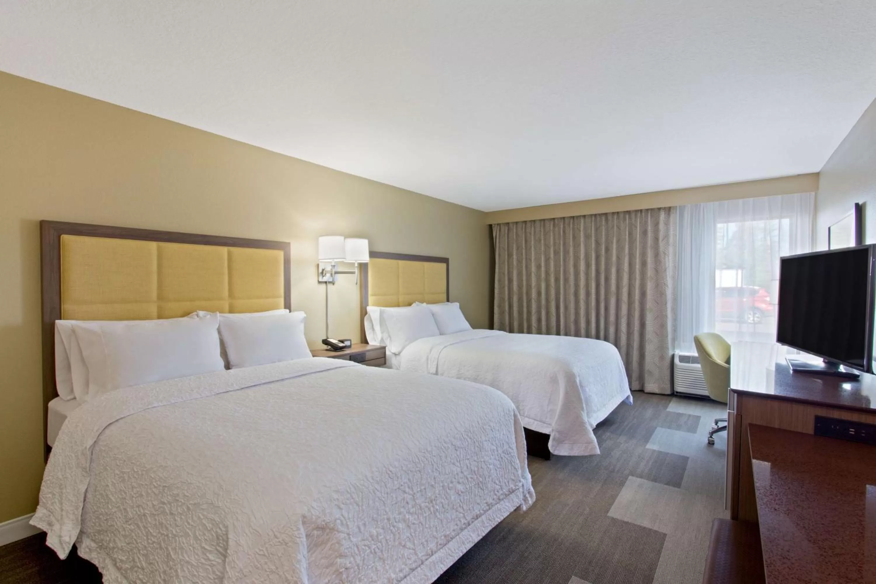 Bed in Hampton Inn Sault Ste Marie, MI