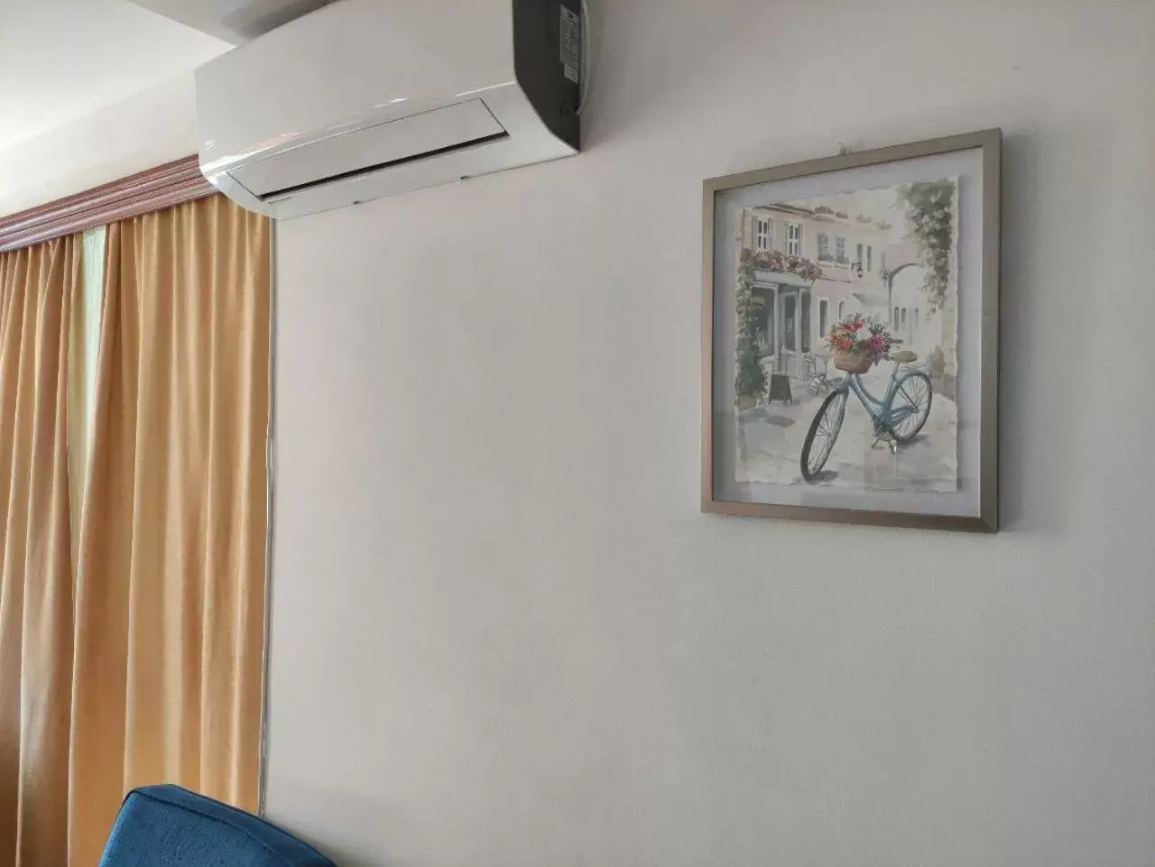 air conditioner, TV/Entertainment Center in Hotel Ambasador