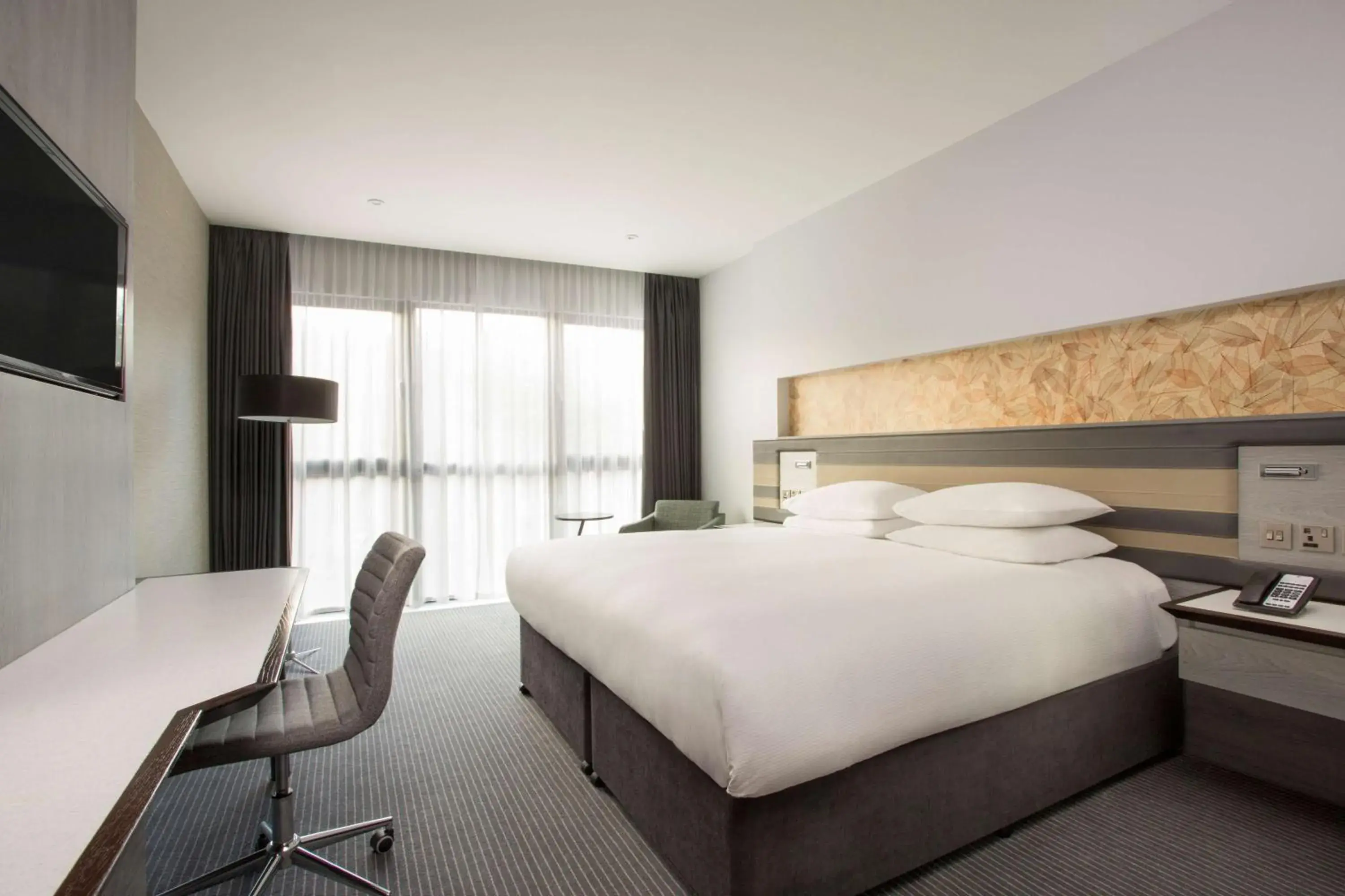 Bedroom, Bed in DoubleTree by Hilton Edinburgh - Queensferry Crossing