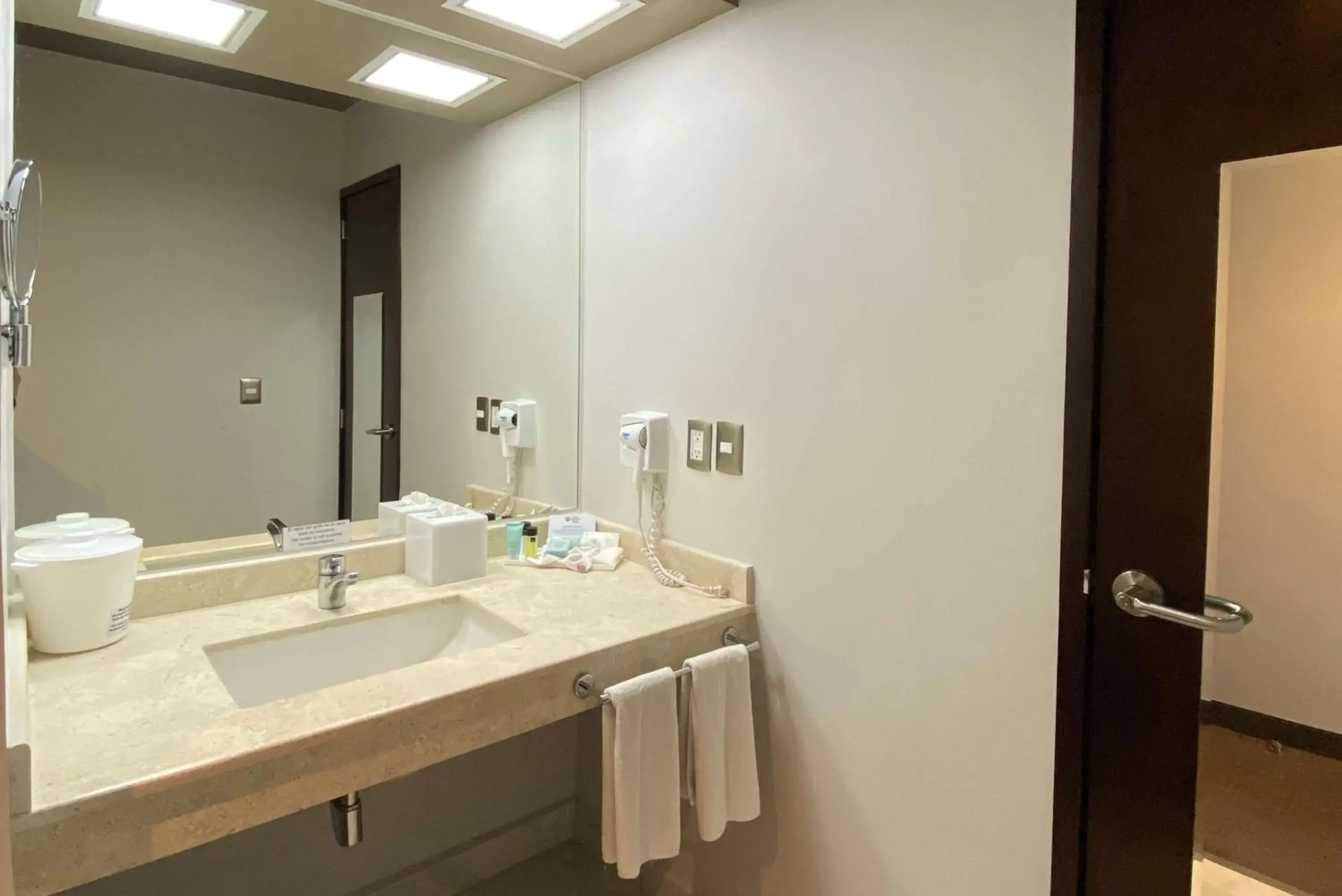 Bathroom in Best Western Plus Santa Cecilia Pachuca