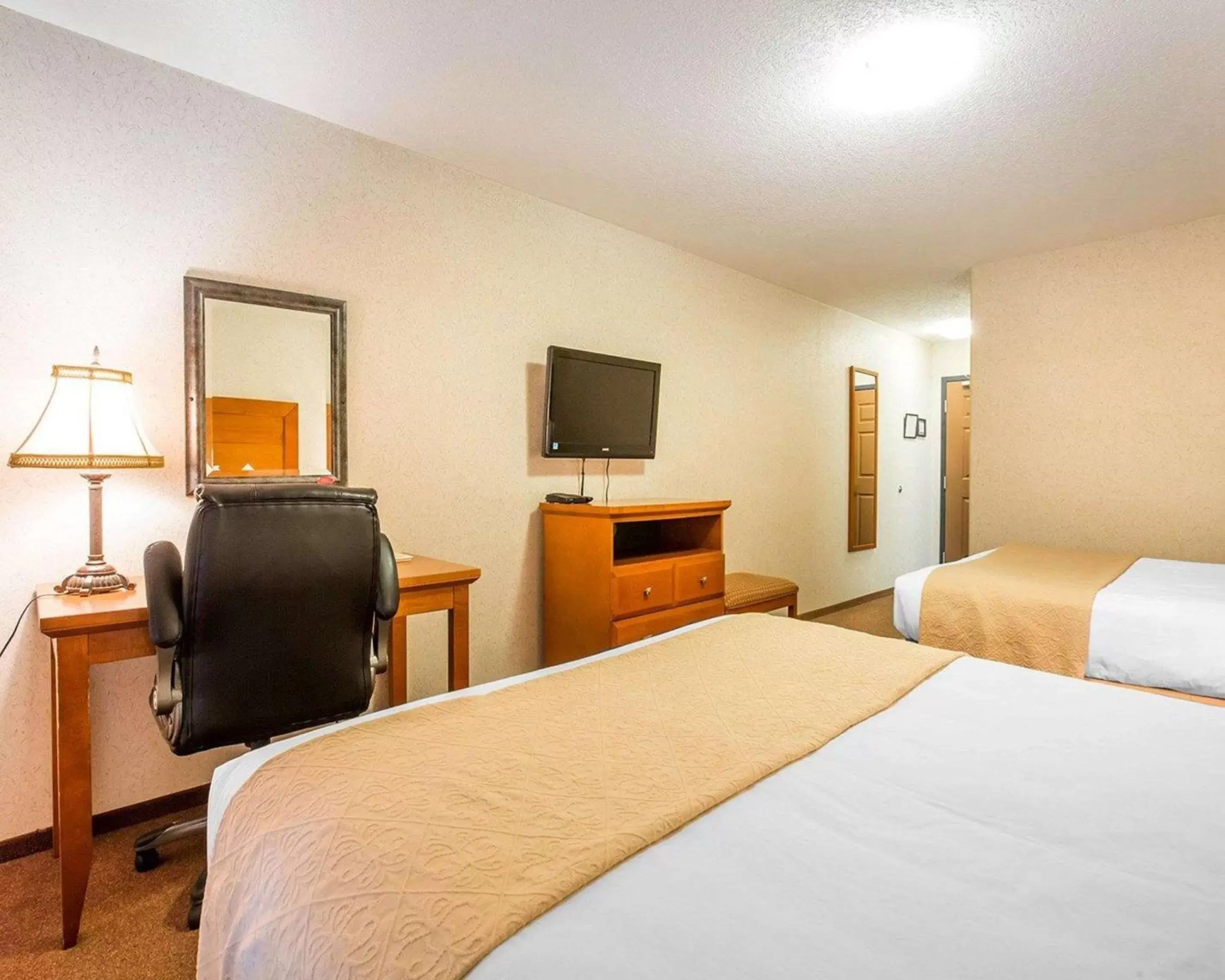 Photo of the whole room, Bed in Quality Inn & Suites Lethbridge