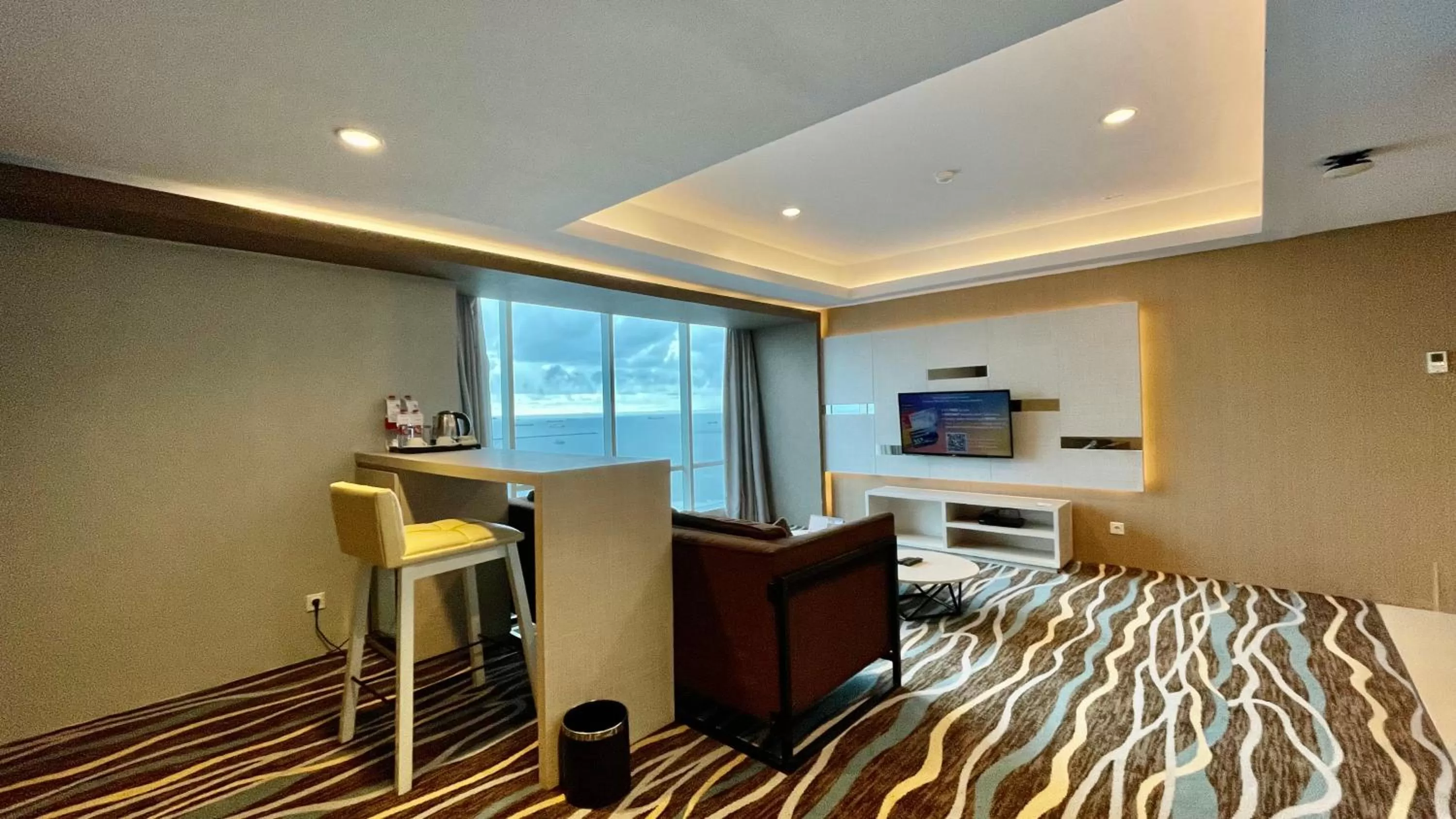 Living room, Bed in Swiss-Belhotel Makassar