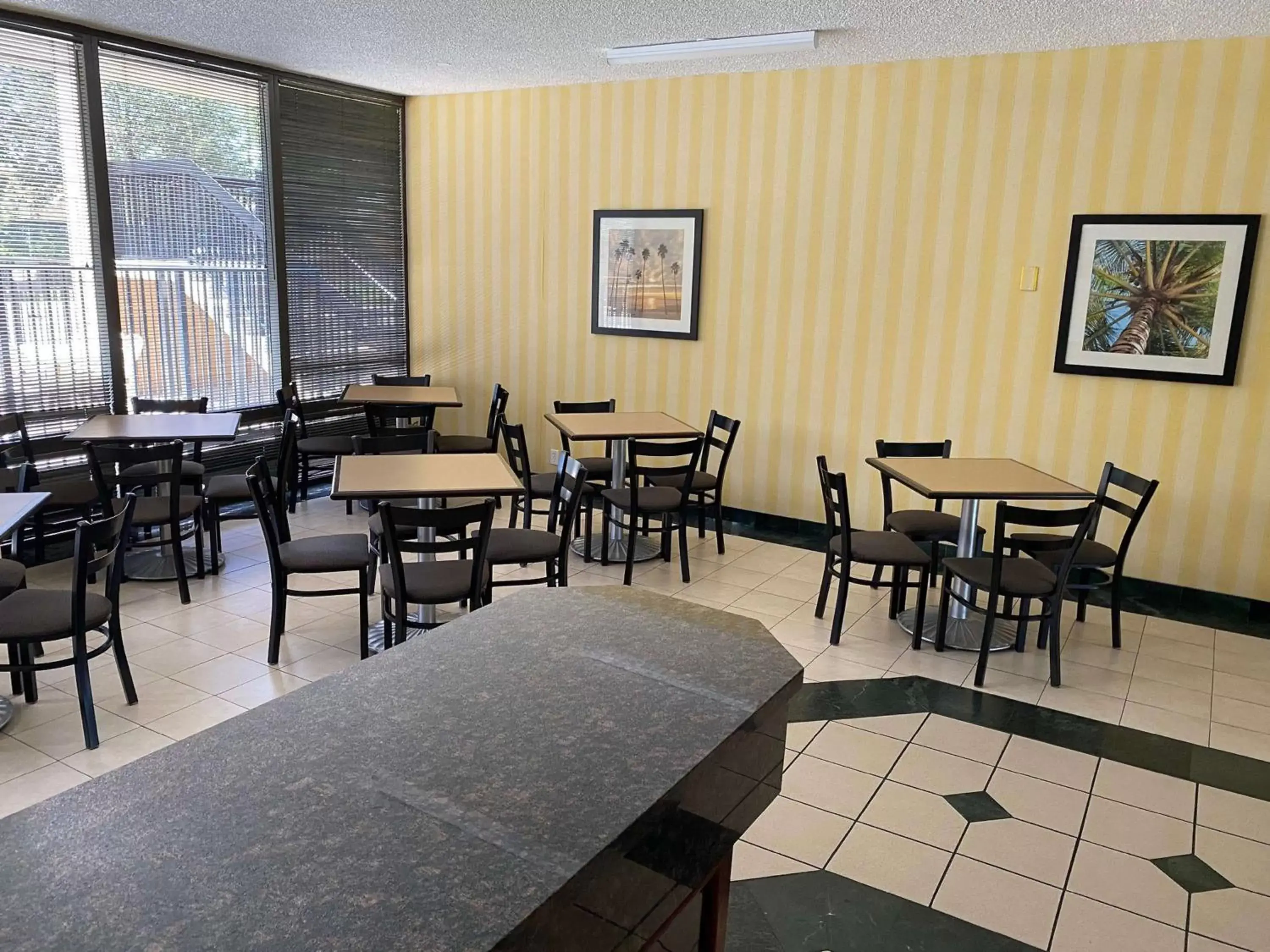 Restaurant/Places to Eat in SureStay Hotel by Best Western Fort Pierce