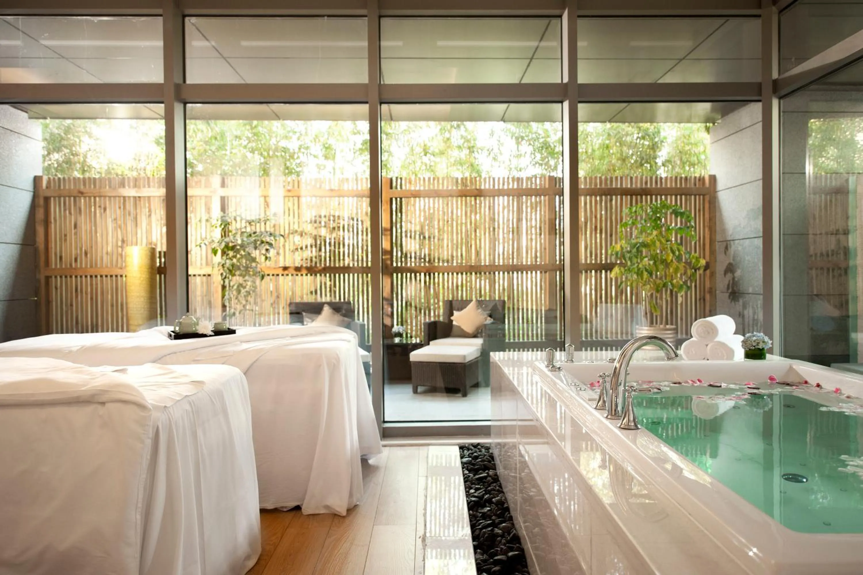 Spa and wellness centre/facilities, Bed in Fairmont Yangcheng Lake