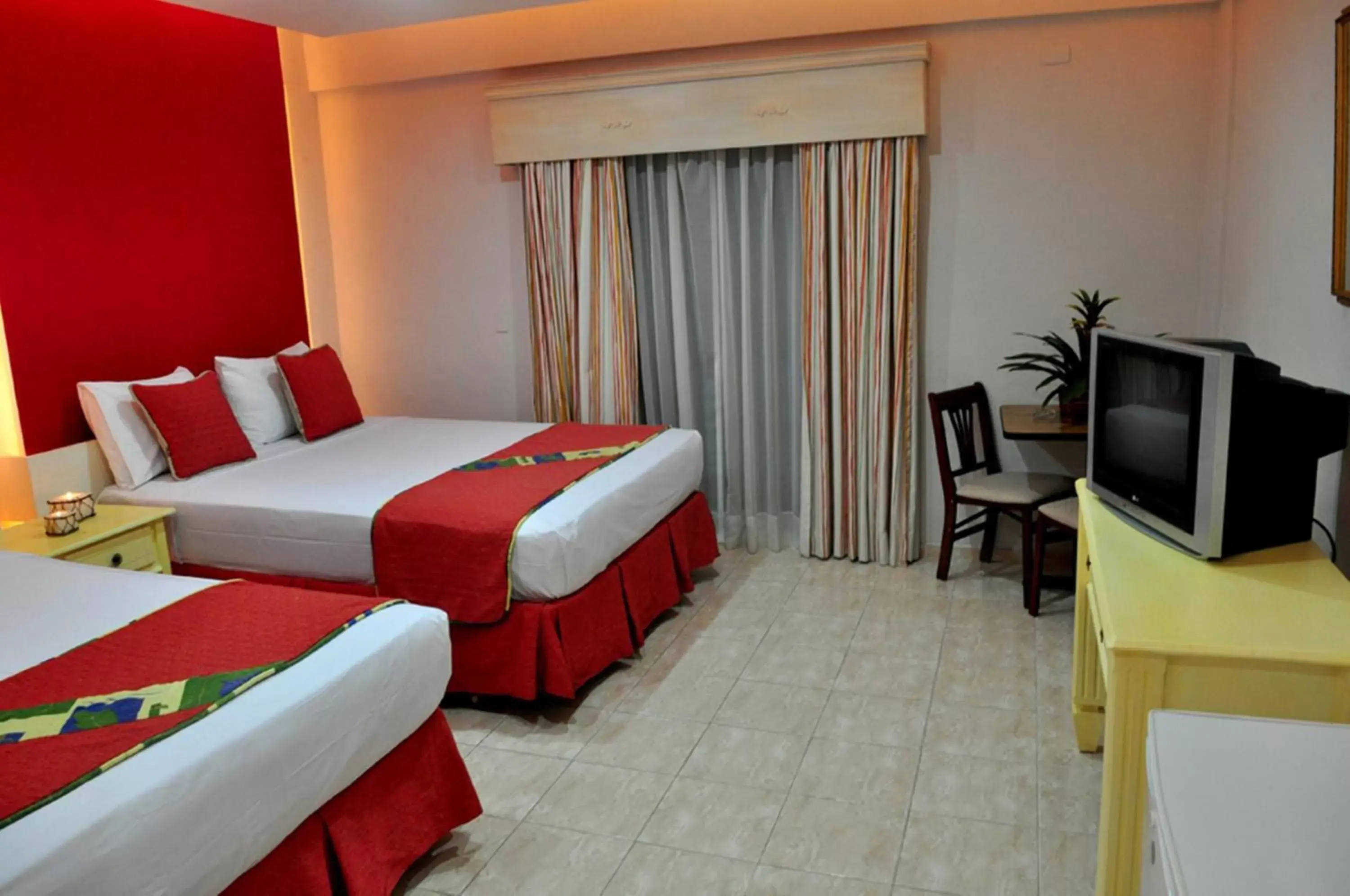 Bedroom, Bed in Hotel & Casino Flamboyan