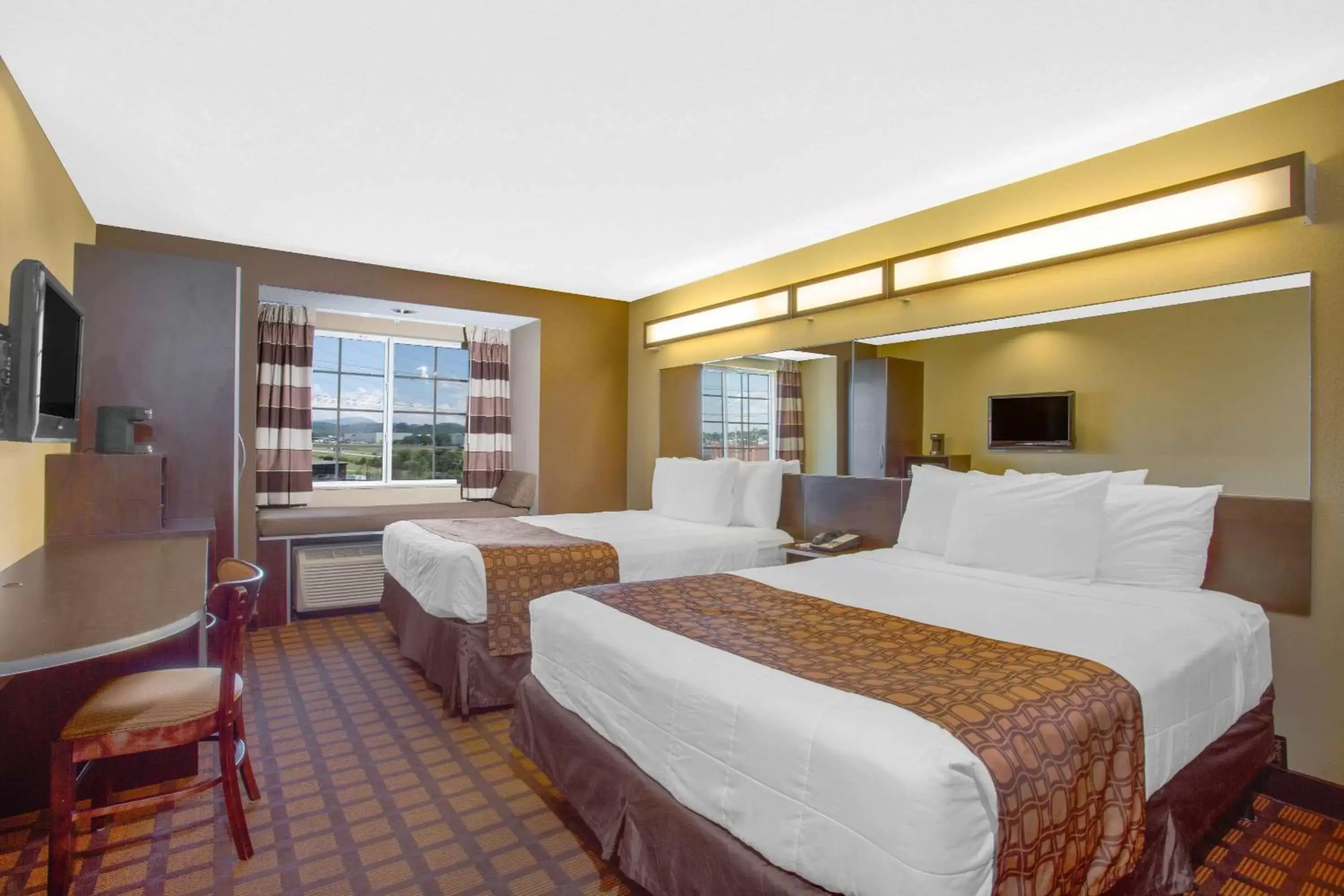 Photo of the whole room, Bed in Microtel Inn & Suites by Wyndham Harrisonburg