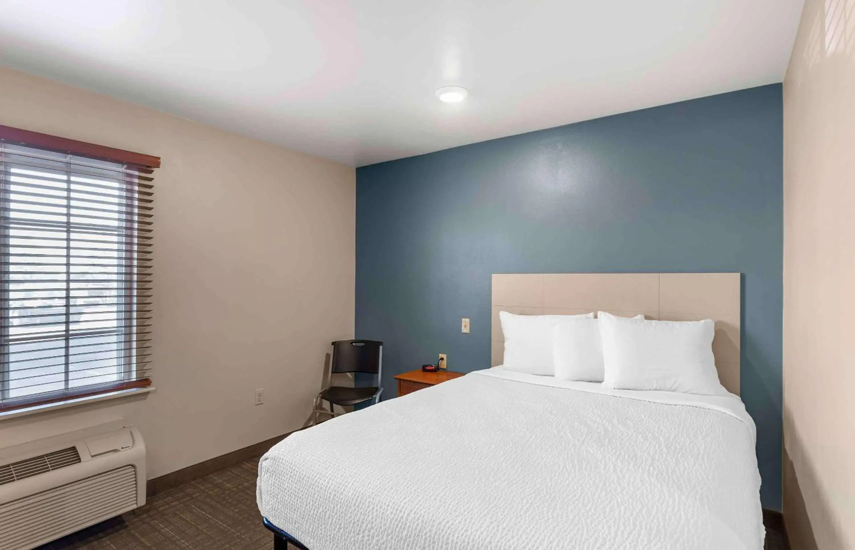 Bedroom, Bed in Extended Stay America Select Suites - Loveland