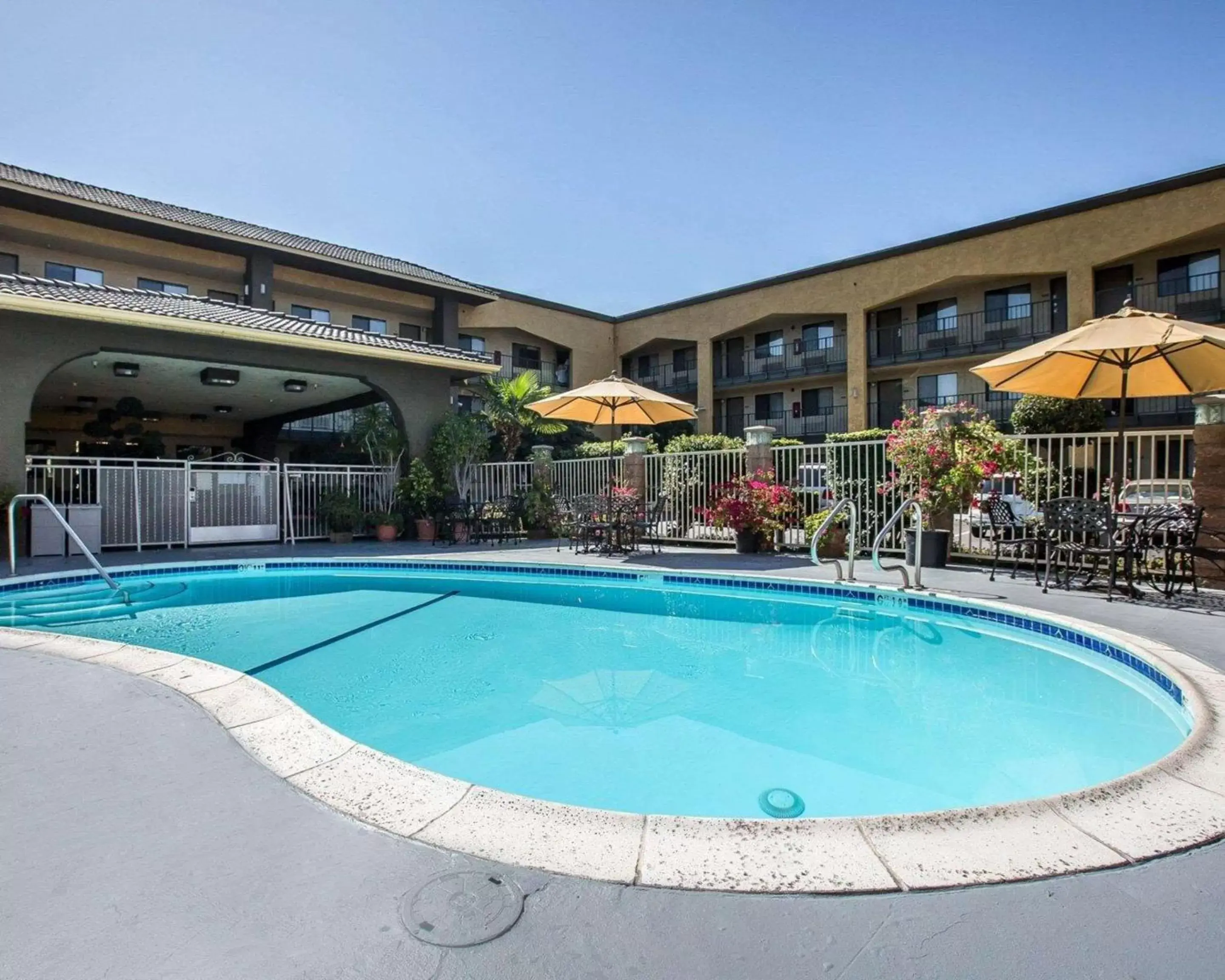 Swimming Pool in Quality Inn Ontario Airport Convention Center