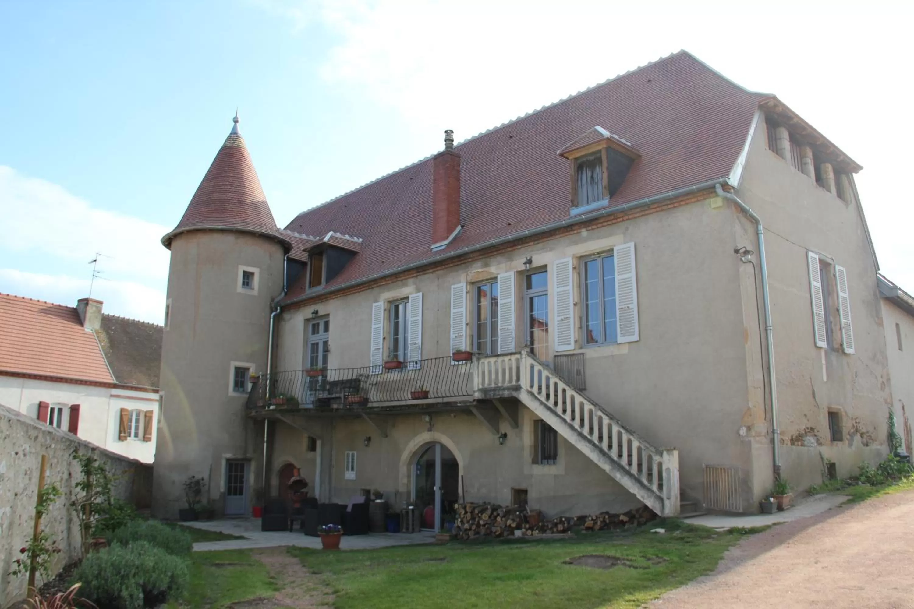 Property building in Château Besson