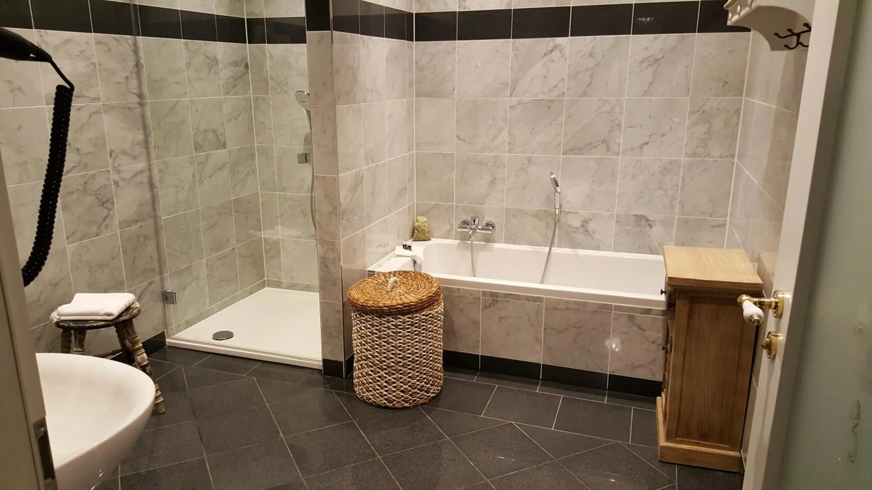Photo of the whole room, Bathroom in Die Kronacher Stadthotels