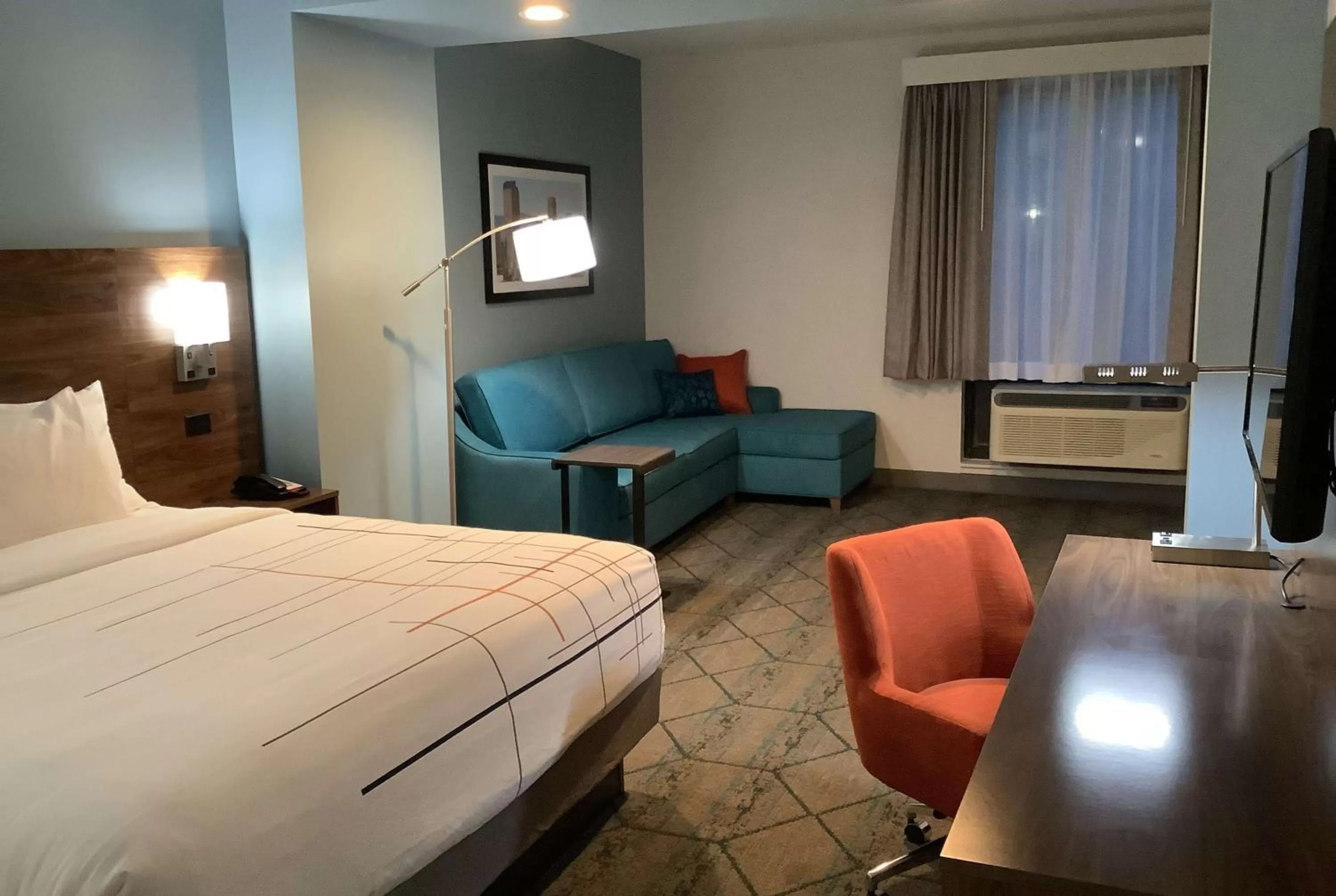 Photo of the whole room, Bed in La Quinta Inn & Suites by Wyndham Littleton-Red Rocks