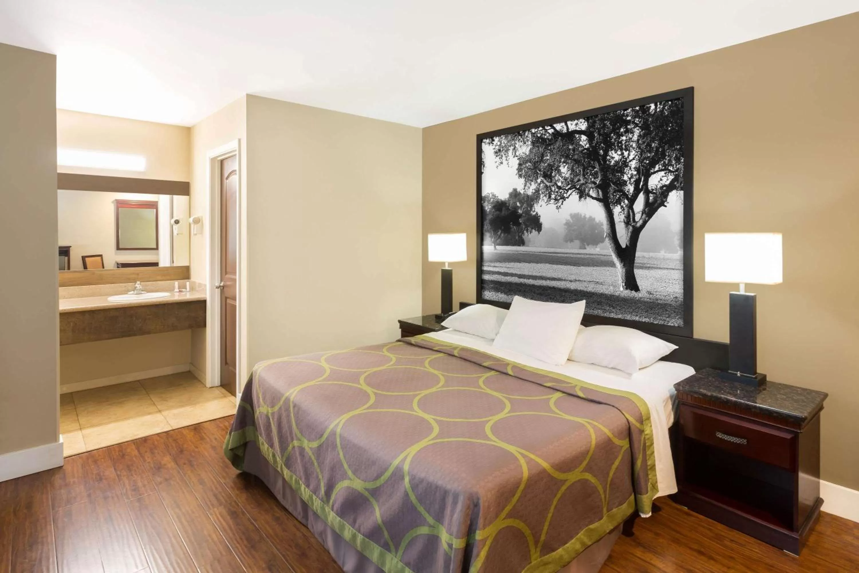 Photo of the whole room in Super 8 by Wyndham Martinez