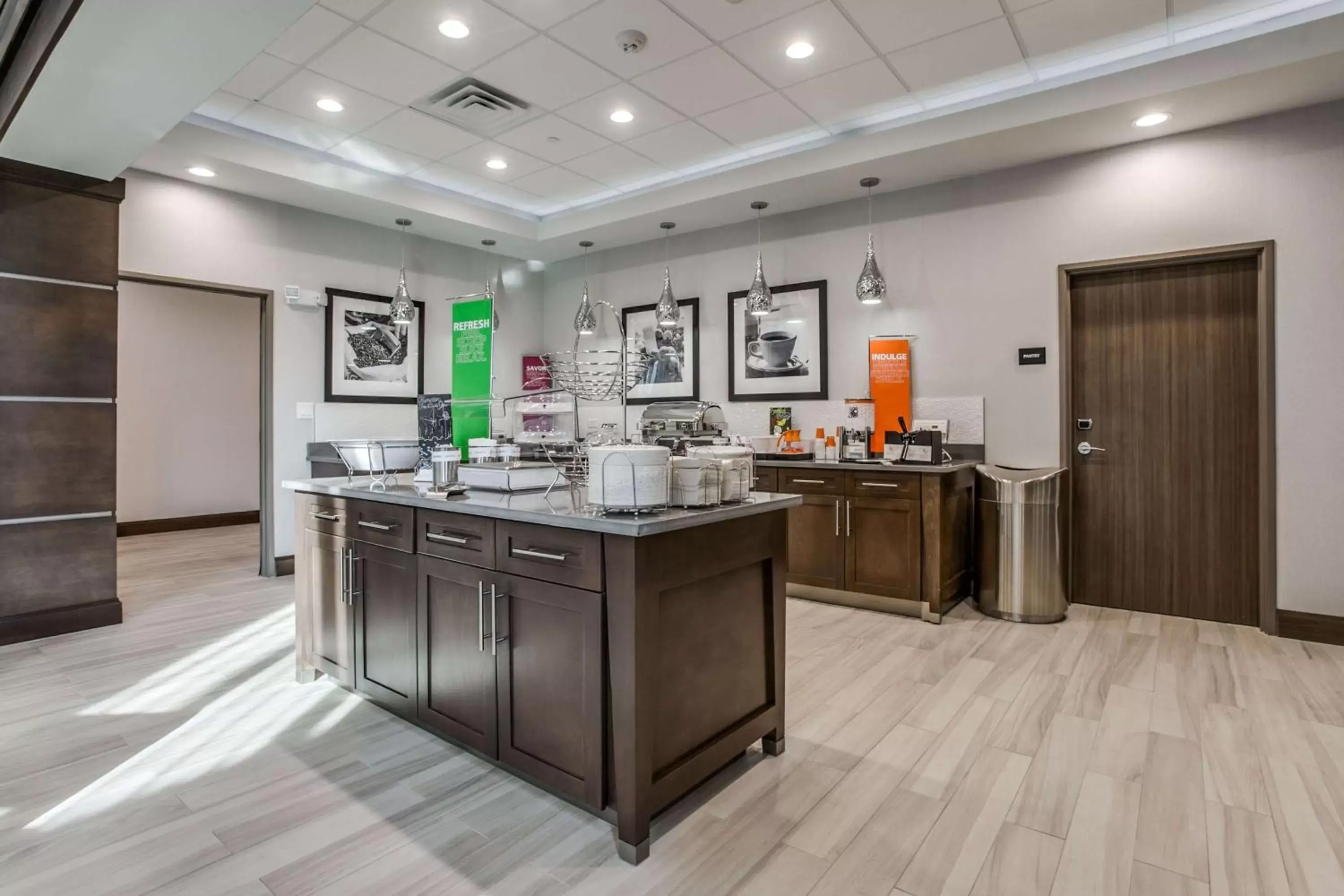 Dining area, Kitchen/Kitchenette in Hampton Inn & Suites Dallas-Central Expy/North Park Area