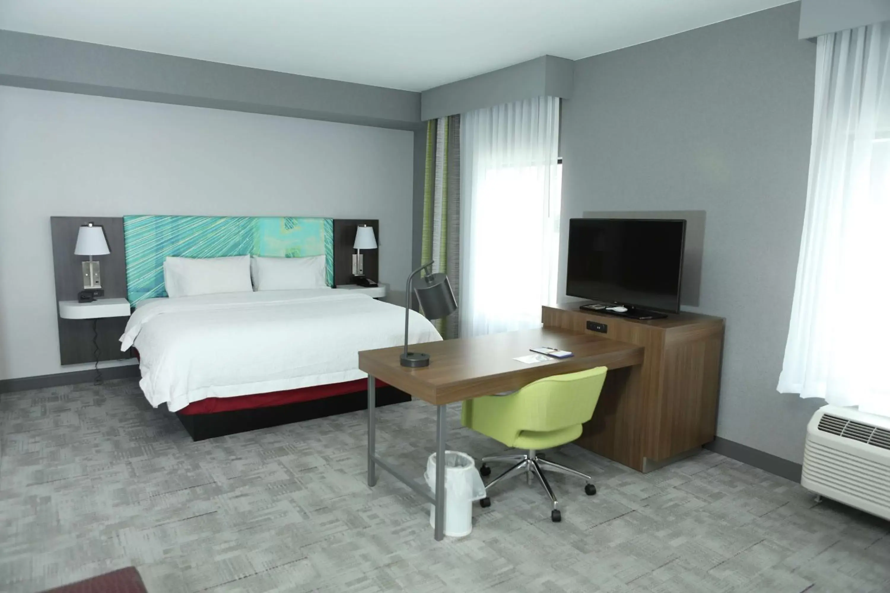 Bedroom, Bed in Hampton Inn & Suites Burlington