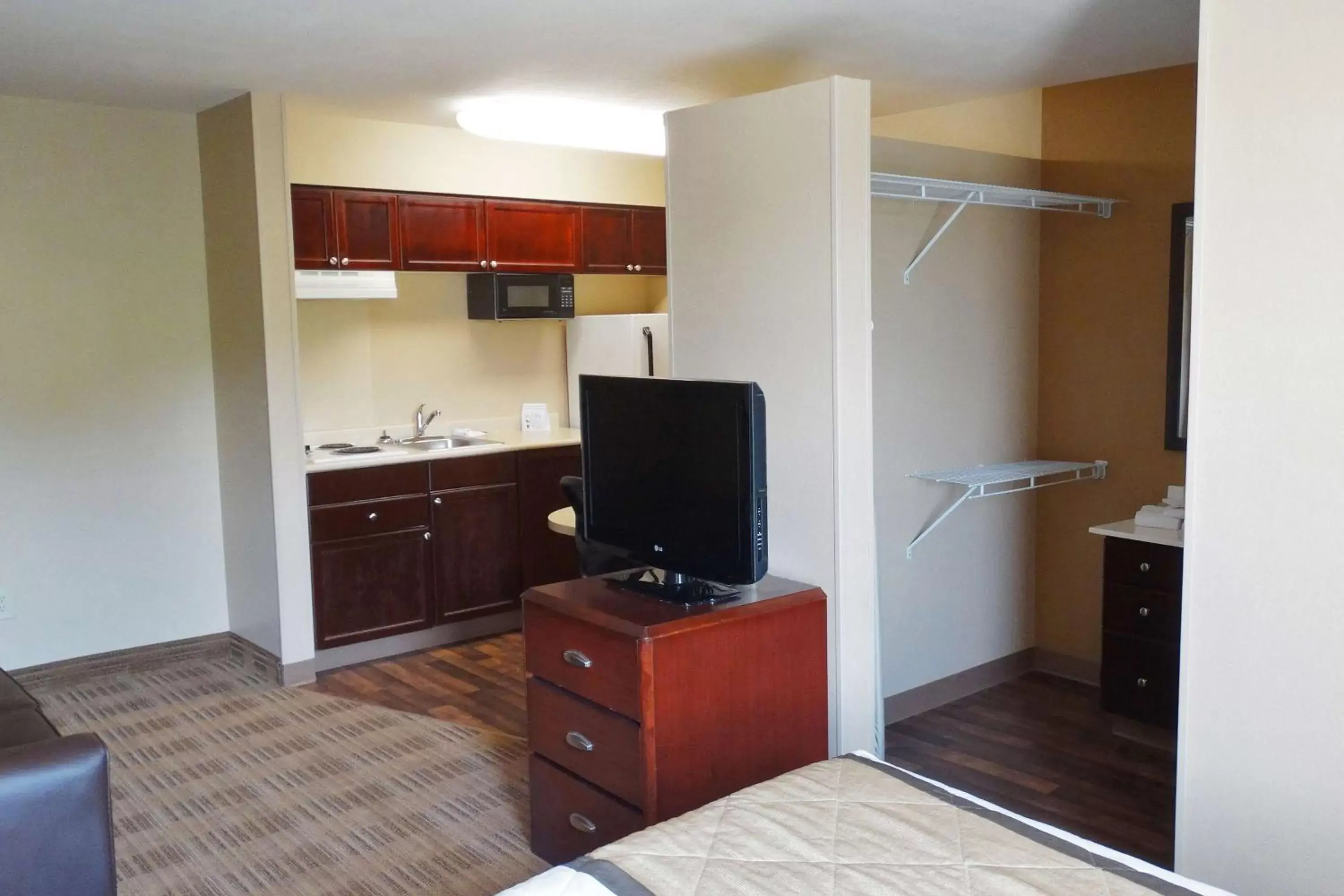 Bedroom, TV/Entertainment Center in Extended Stay America Suites - Columbia - Columbia Corporate Park