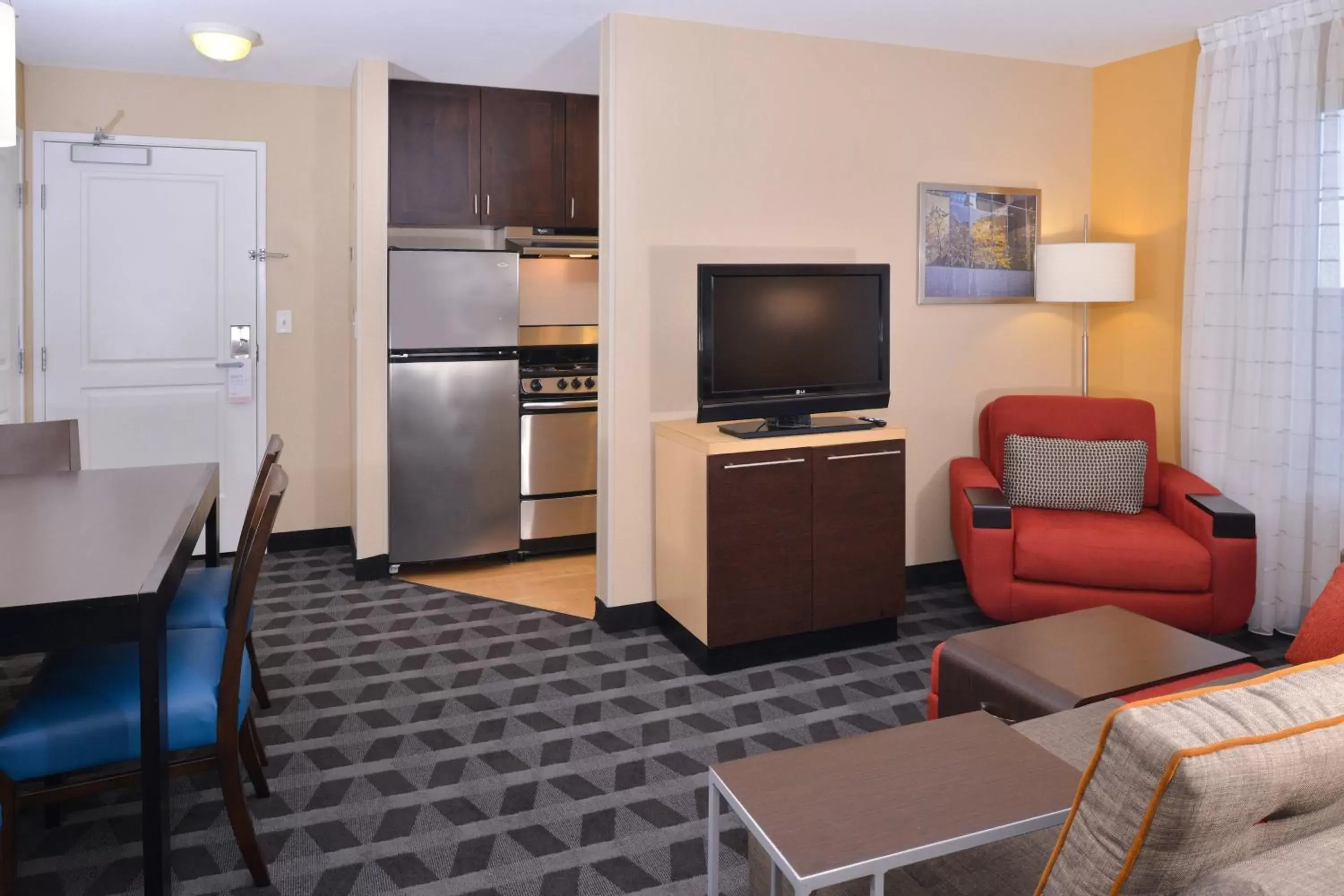 Living room, TV/Entertainment Center in TownePlace Suites by Marriott Las Vegas Henderson