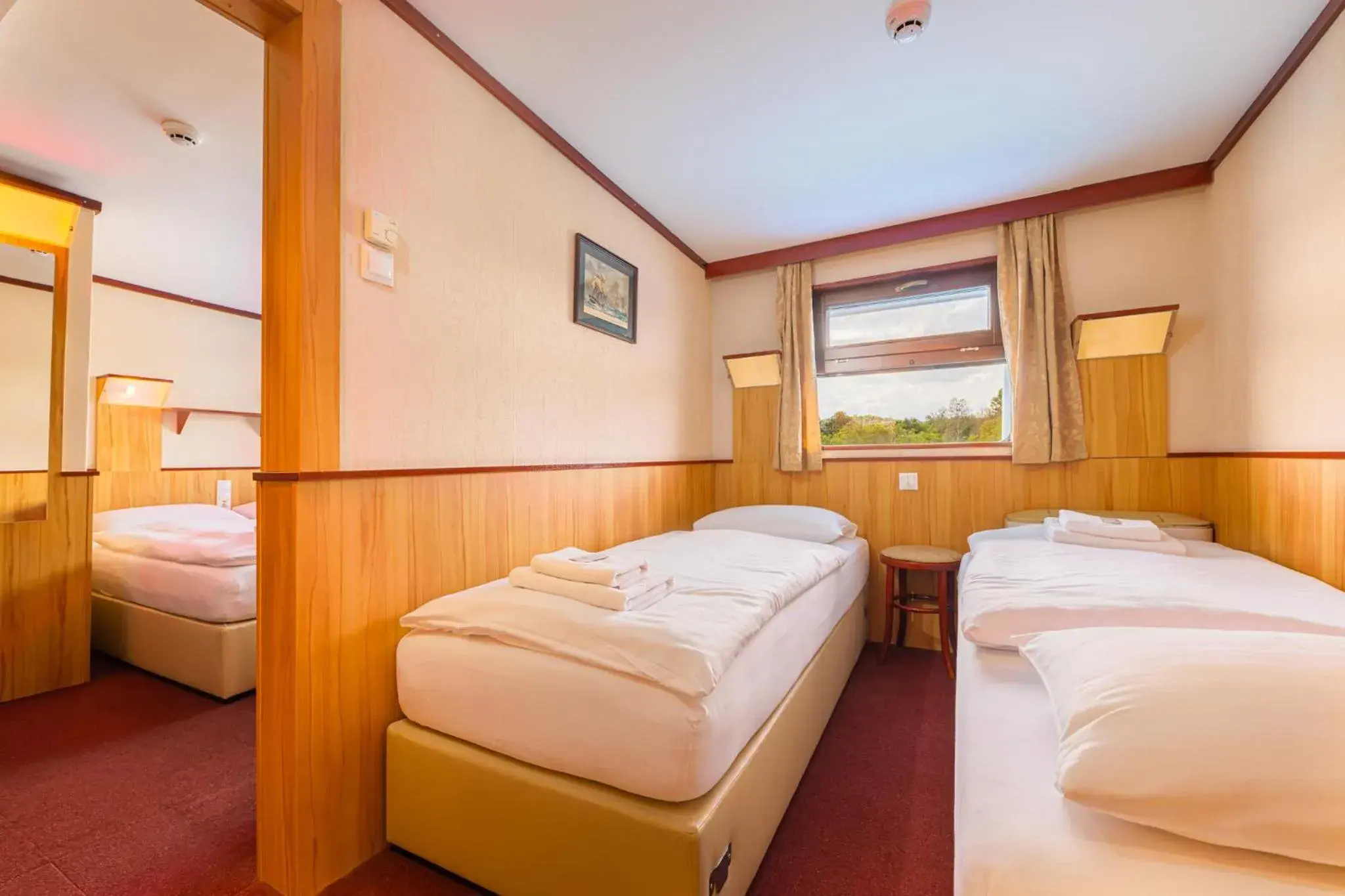 Bed in Fortuna Boat Hotel