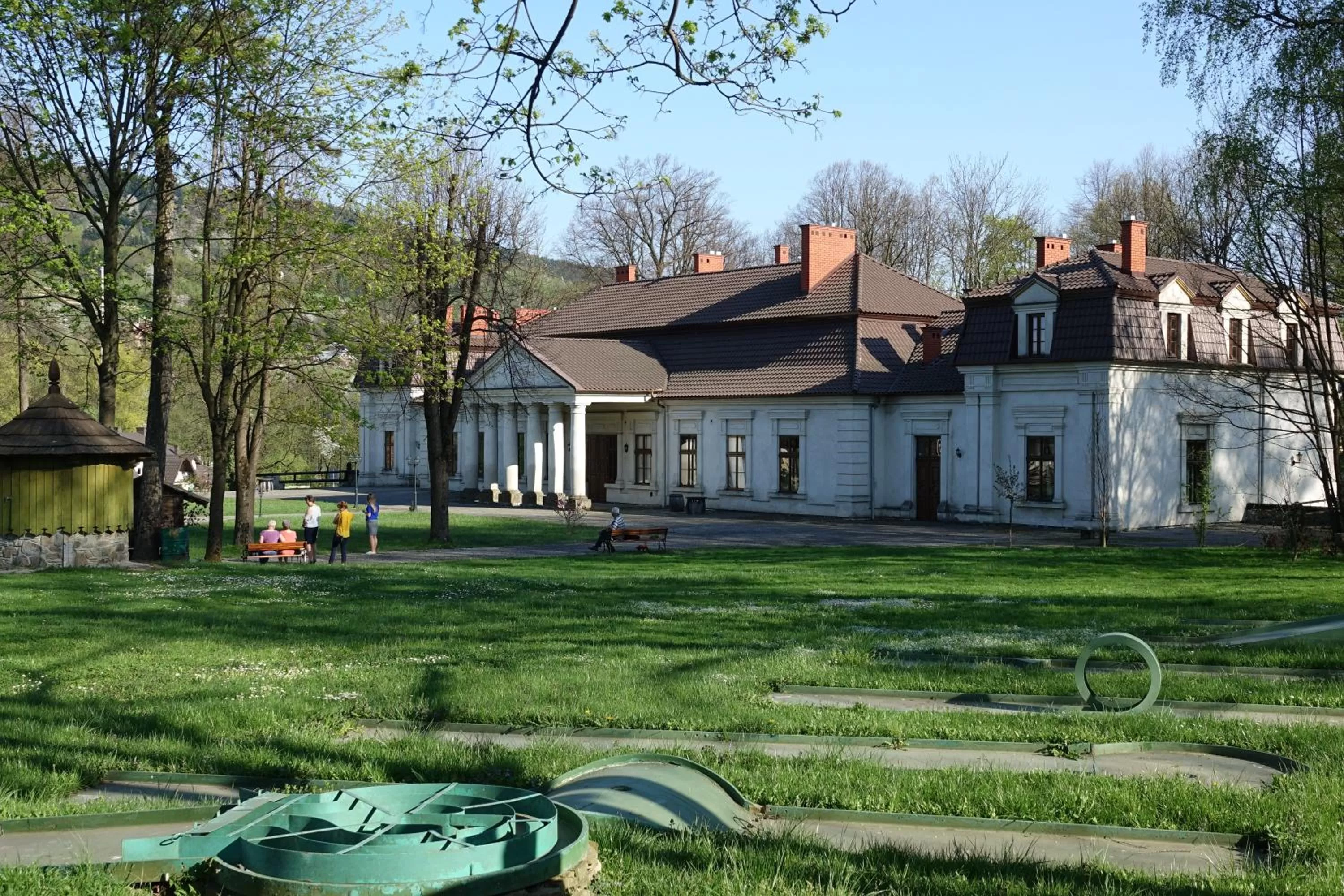 Property building in Gościniec Dworski w Ropie - Pokoje gościnne