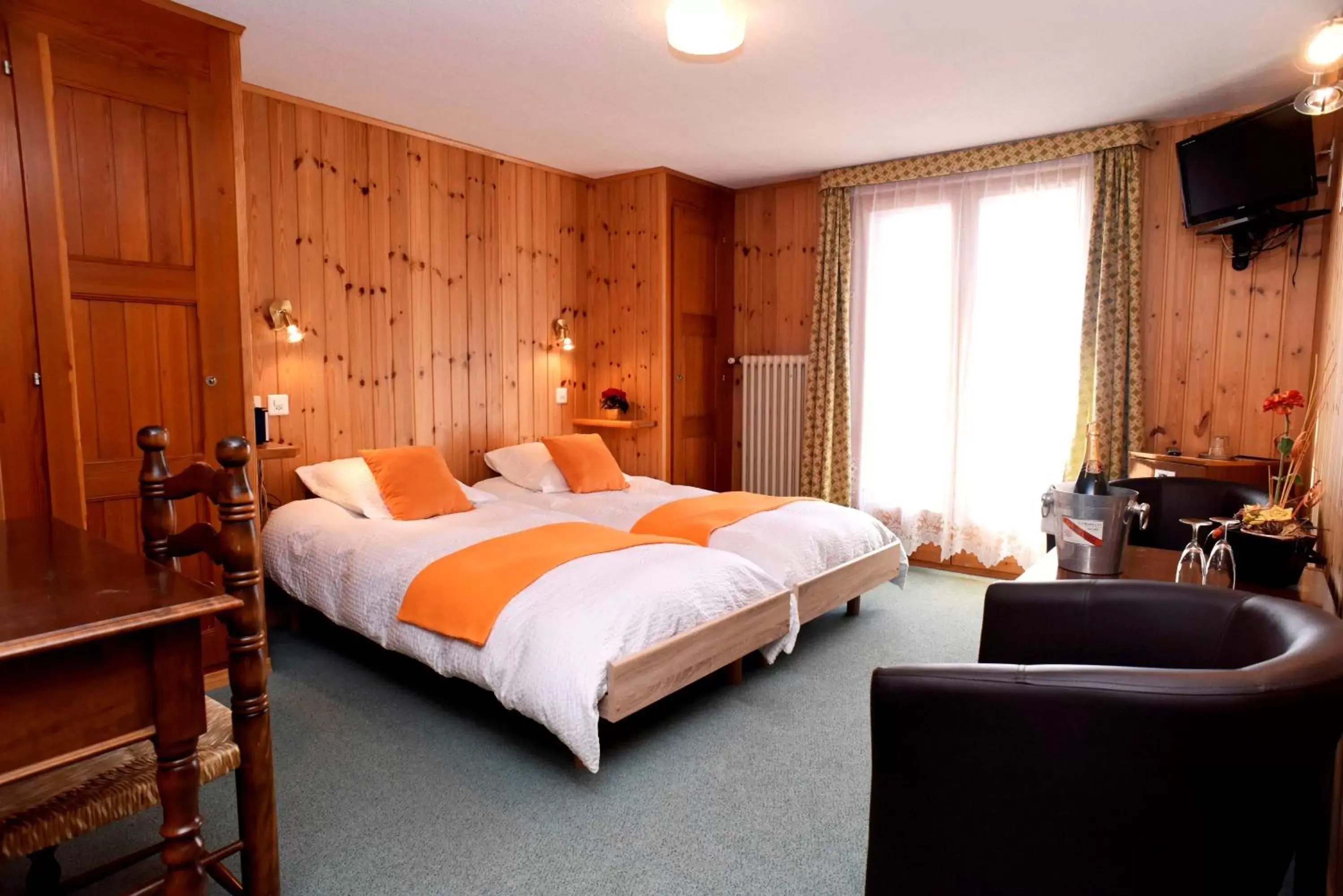 Photo of the whole room, Bed in Hotel de la Poste Verbier