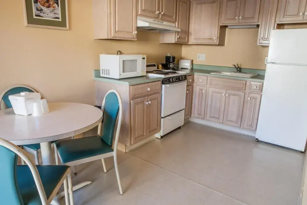 Kitchen or kitchenette, Kitchen/Kitchenette in Marinwood Inn & Suites