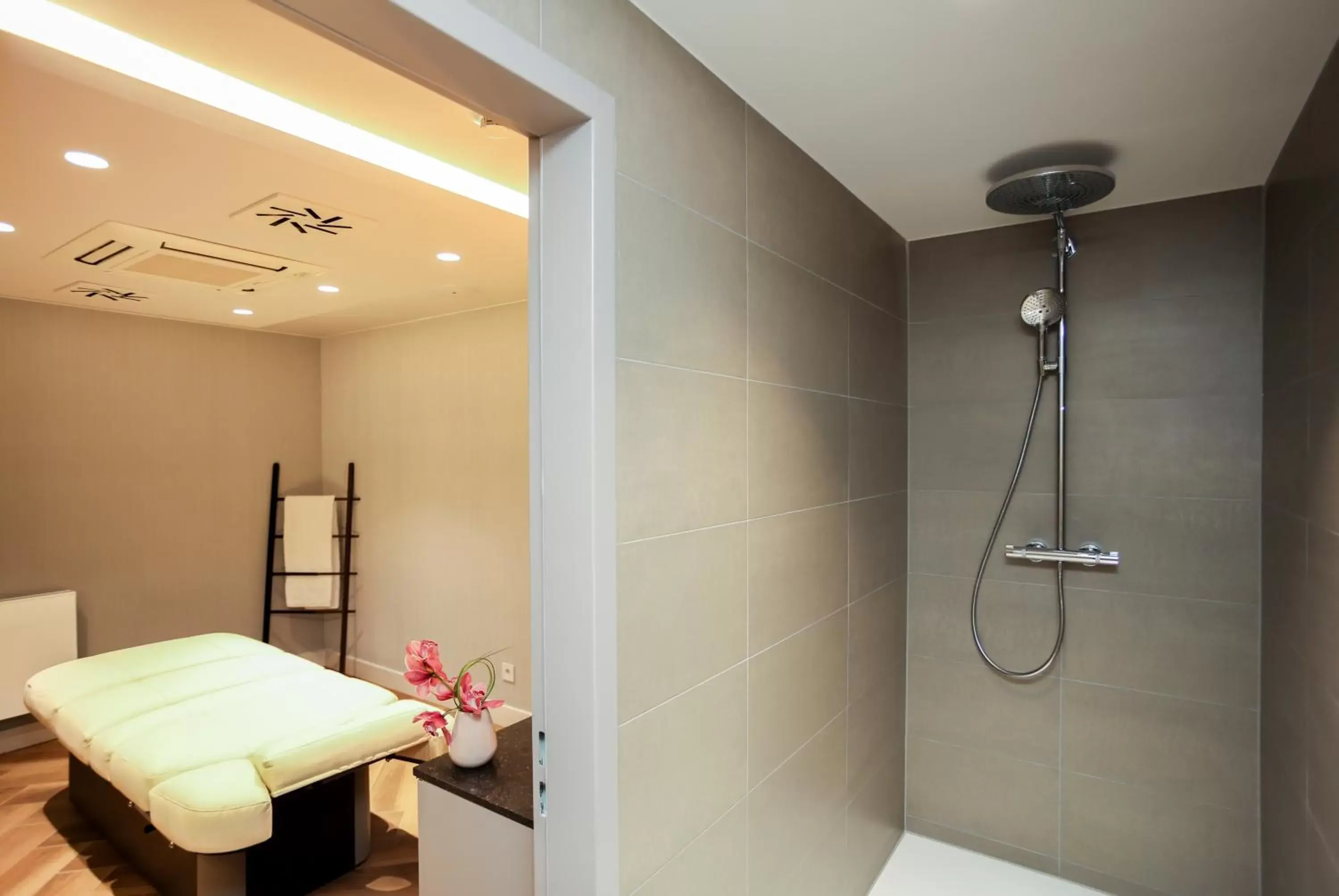Shower, Bathroom in art'otel berlin mitte, Powered by Radisson Hotels