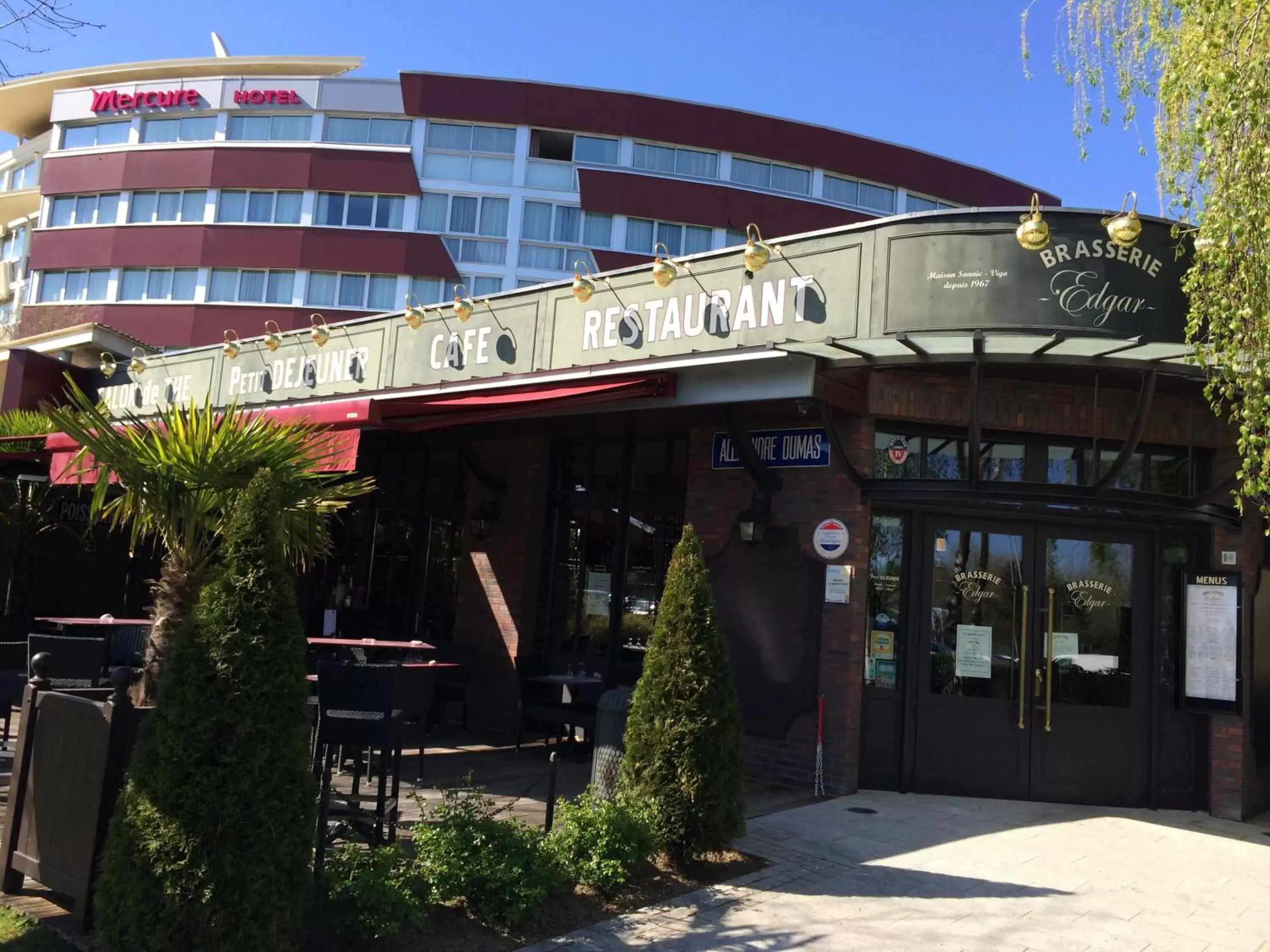 Restaurant/places to eat, Property Building in Mercure Vannes Le Port