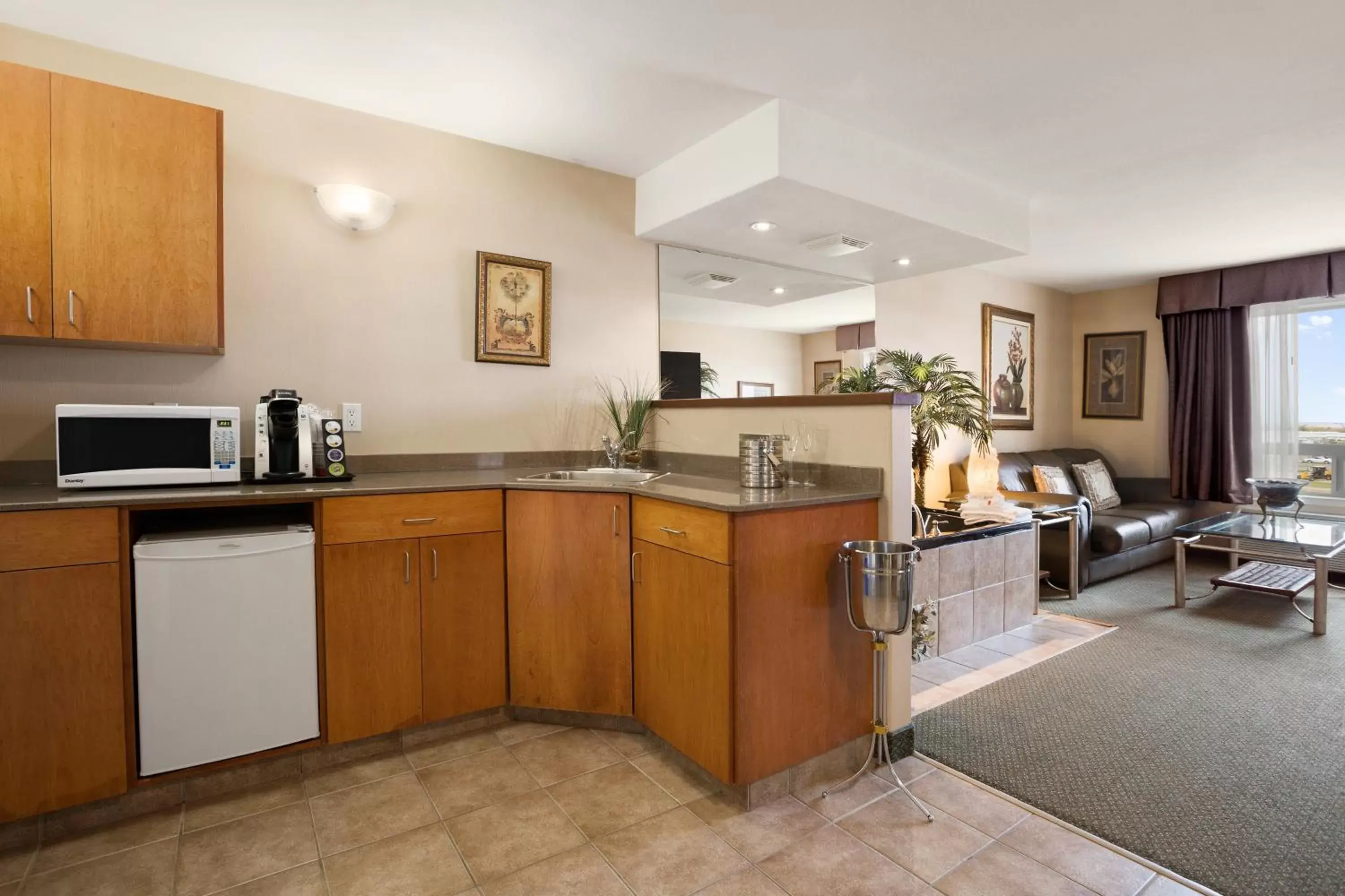 Living room, Kitchen/Kitchenette in Ramada by Wyndham Clairmont/Grande Prairie