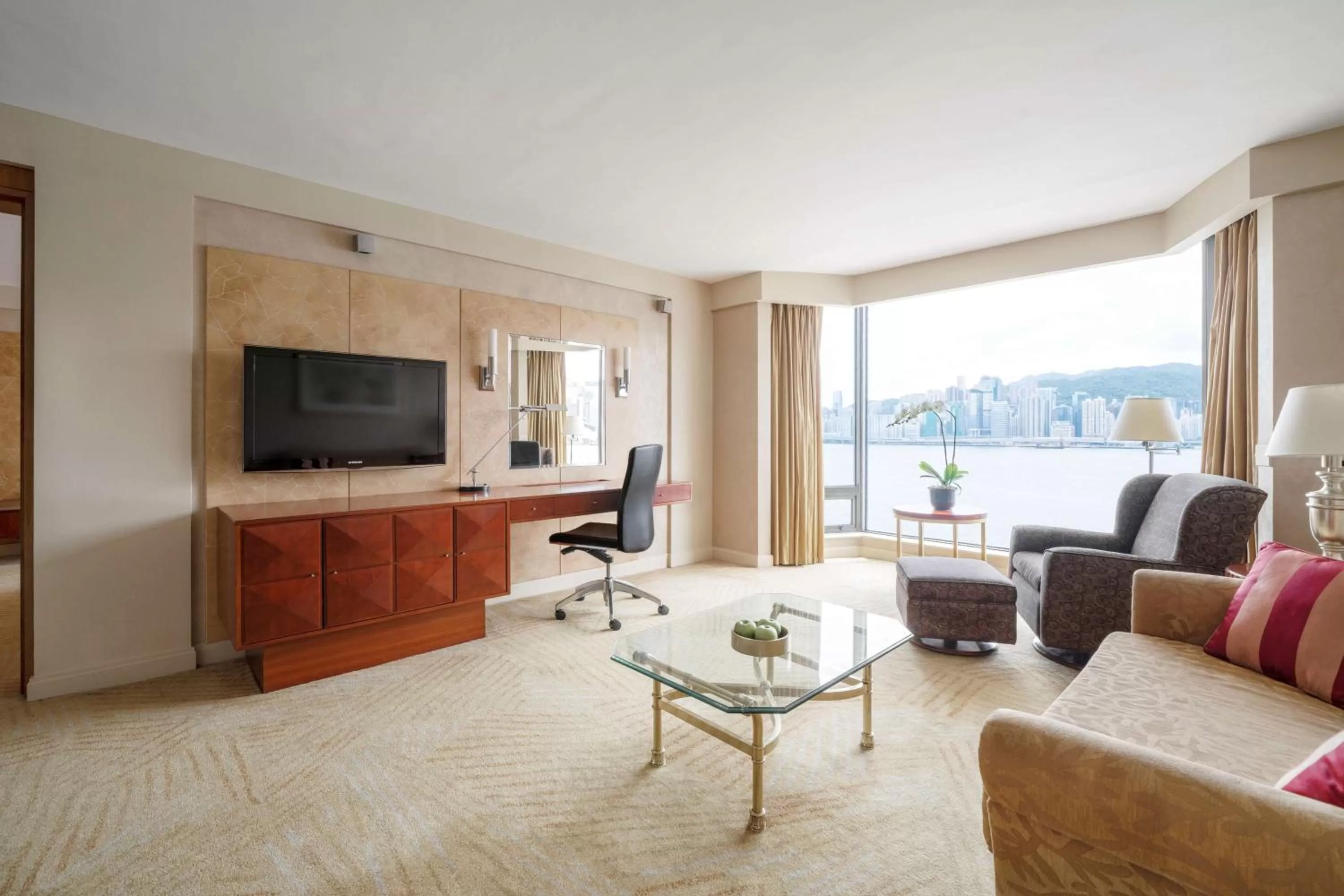 Photo of the whole room in Kowloon Shangri-La, Hong Kong