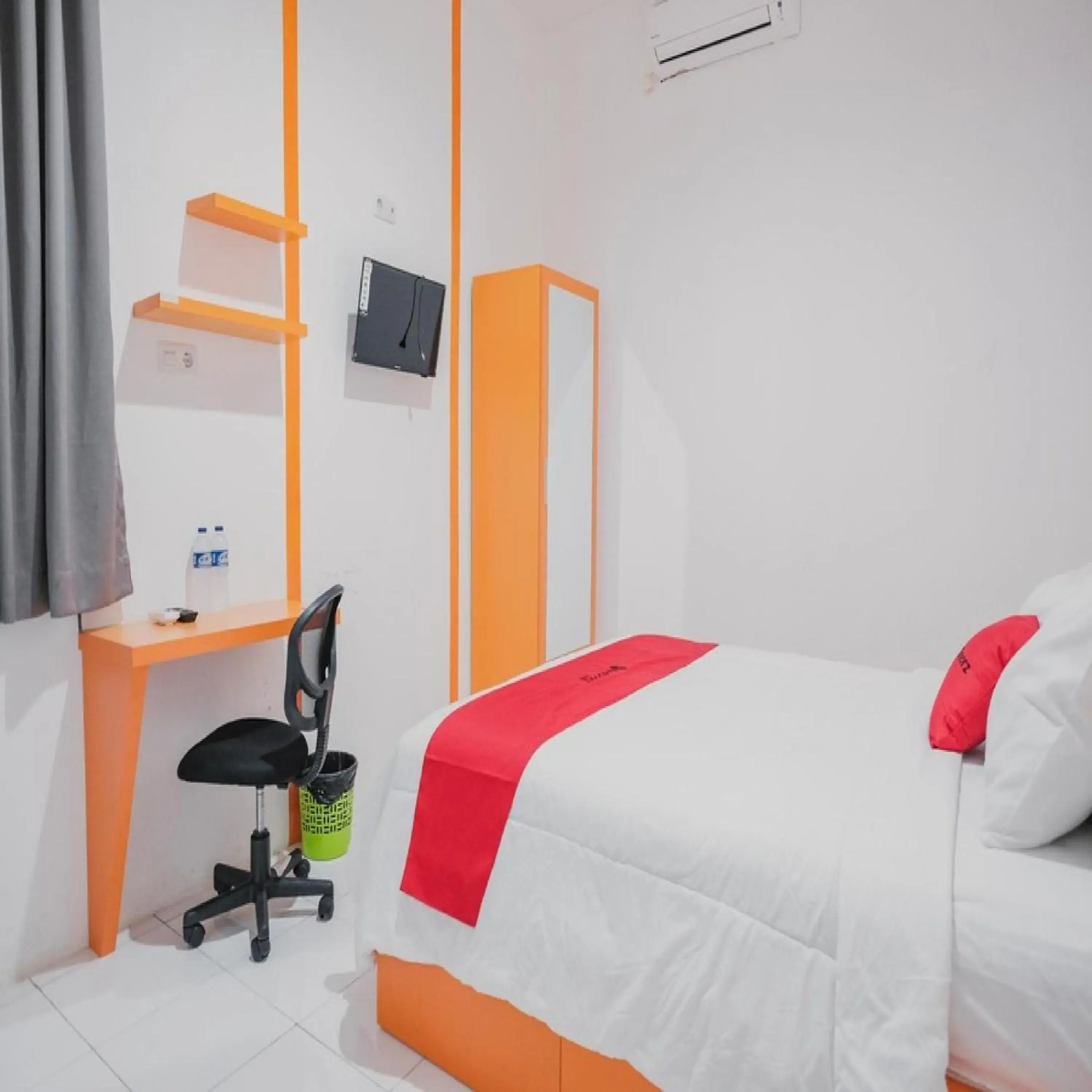 Bedroom, Bed in RedDoorz @ Jalan Sukabangun 2 Palembang