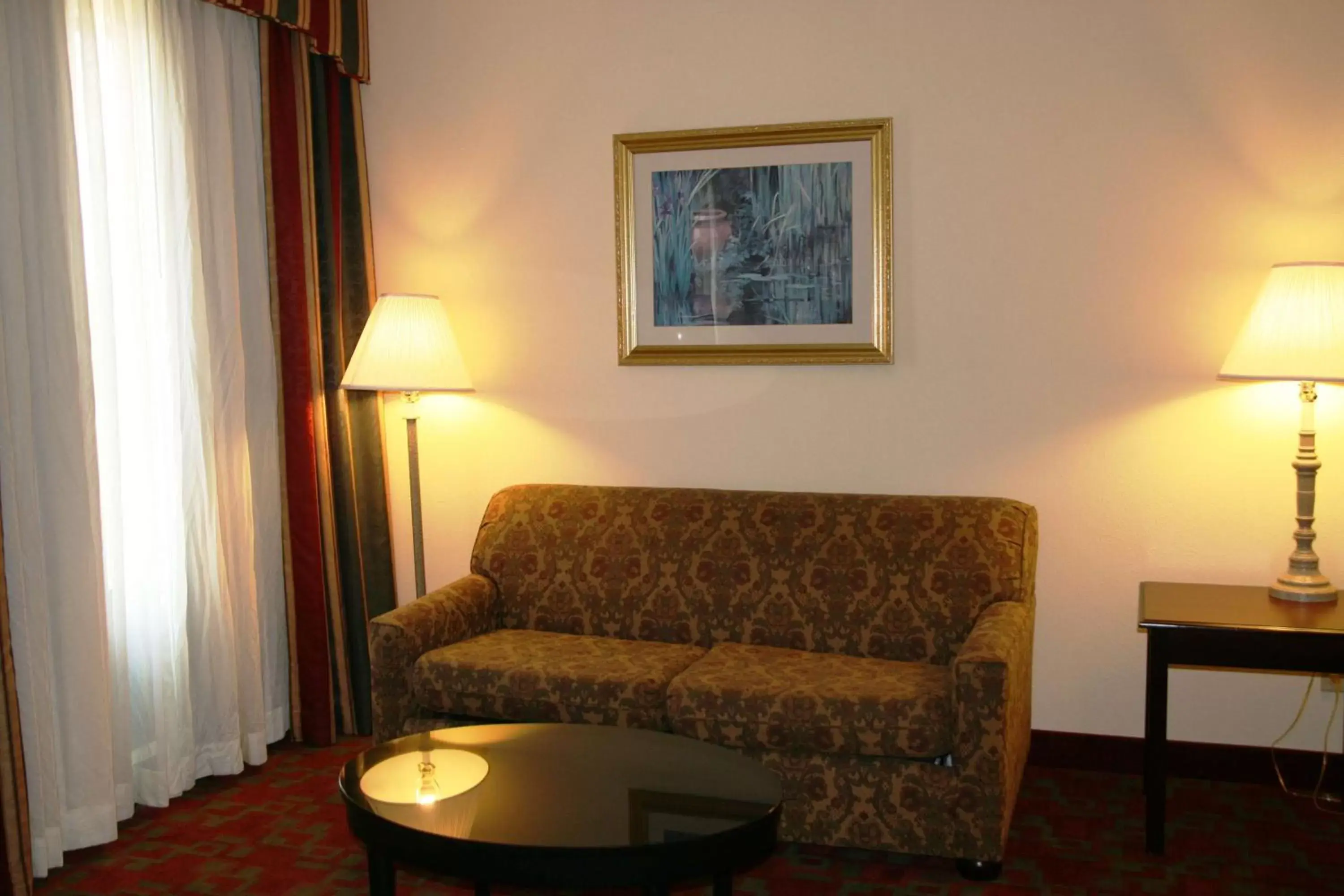 Bed, Seating Area in Hampton Inn Canton