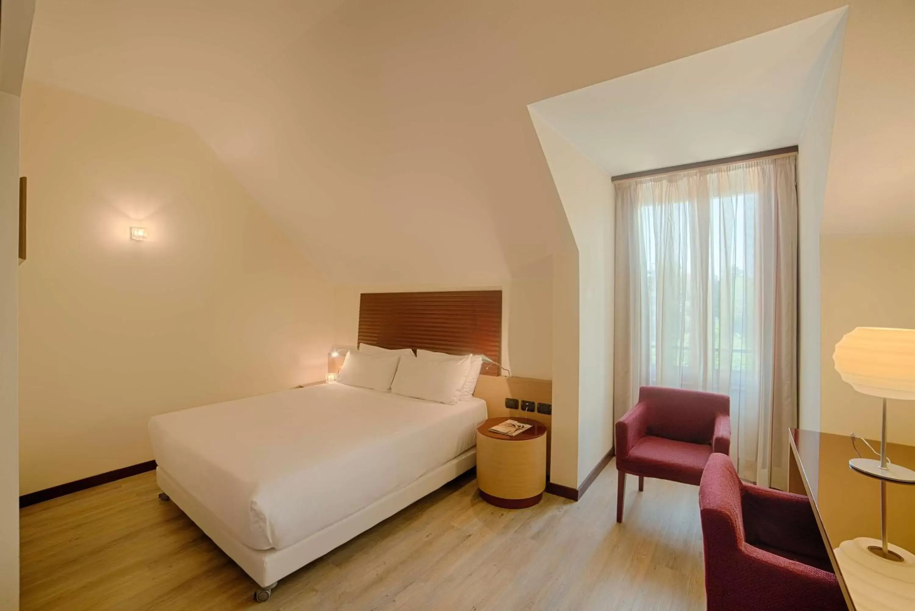 Photo of the whole room, Bed in NH Milano 2