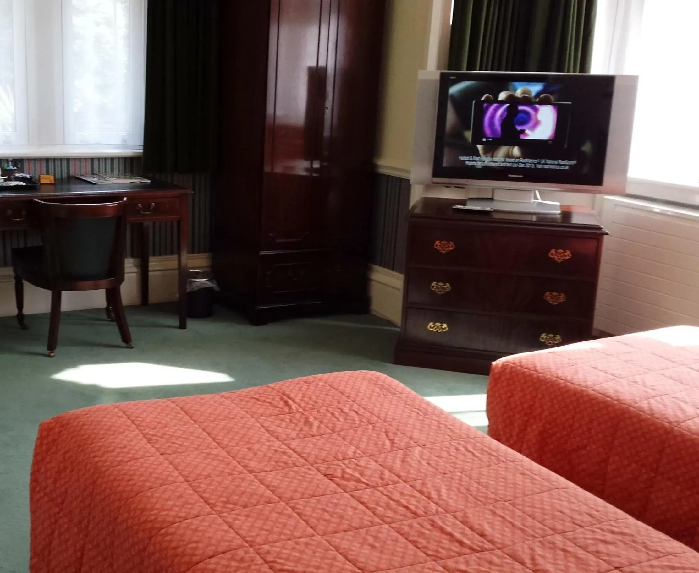 Bedroom, TV/Entertainment Center in Beech House Hotel