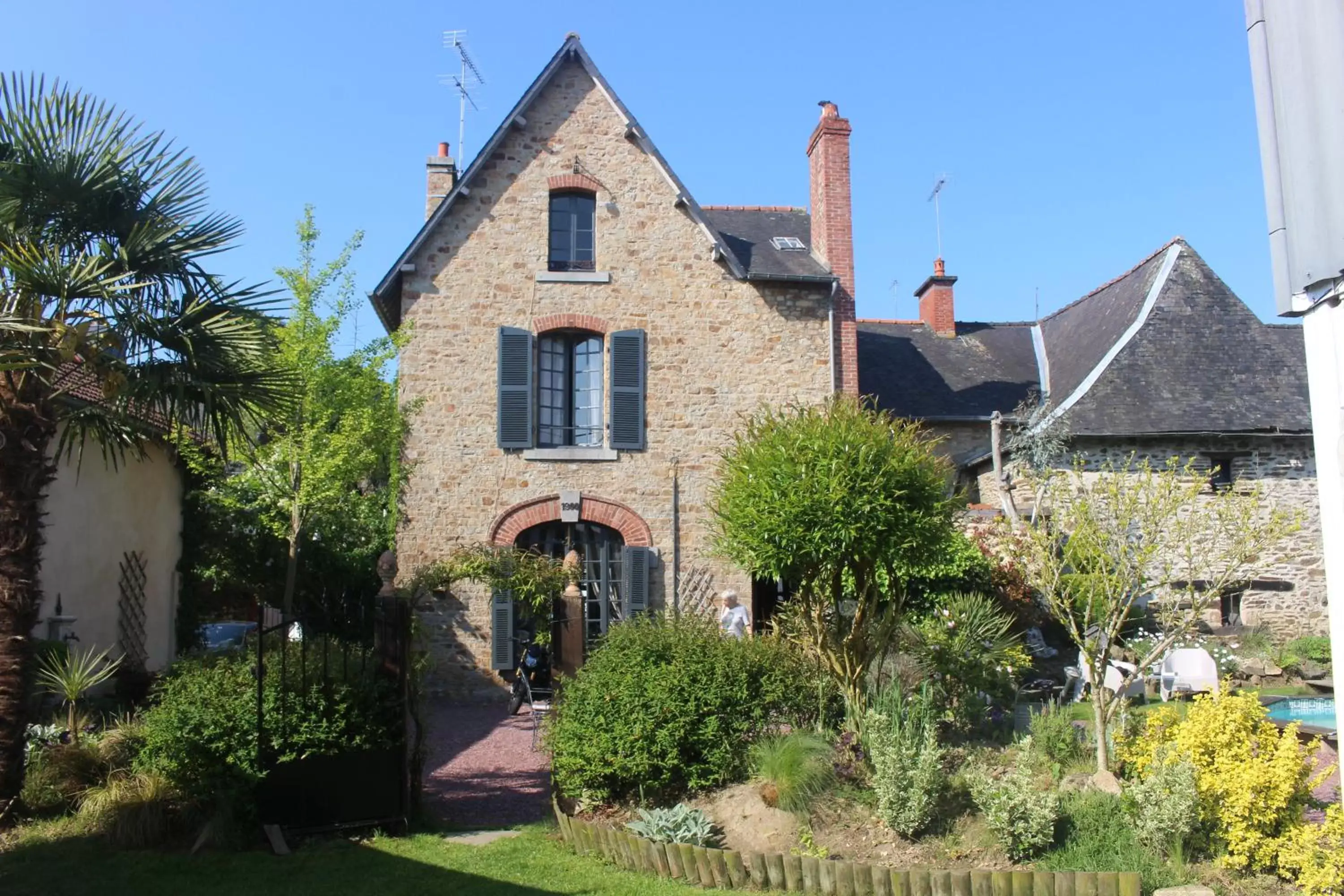 Property Building in Chambres d'Hotes Le 1900