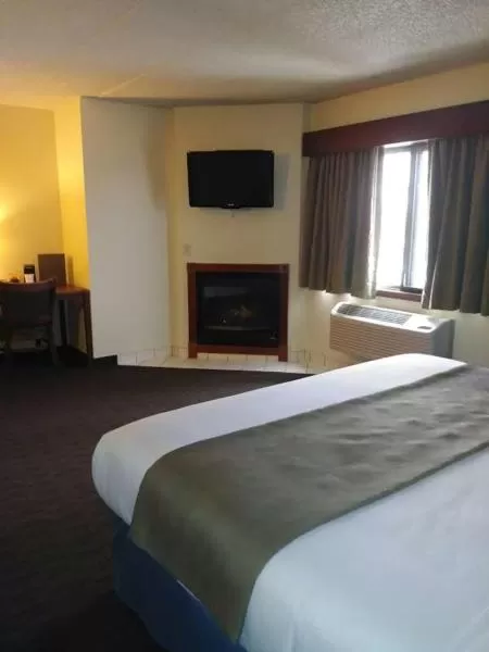 Deluxe King Room - Mobility Access/Non-Smoking in AmericInn by Wyndham Windsor Ft. Collins