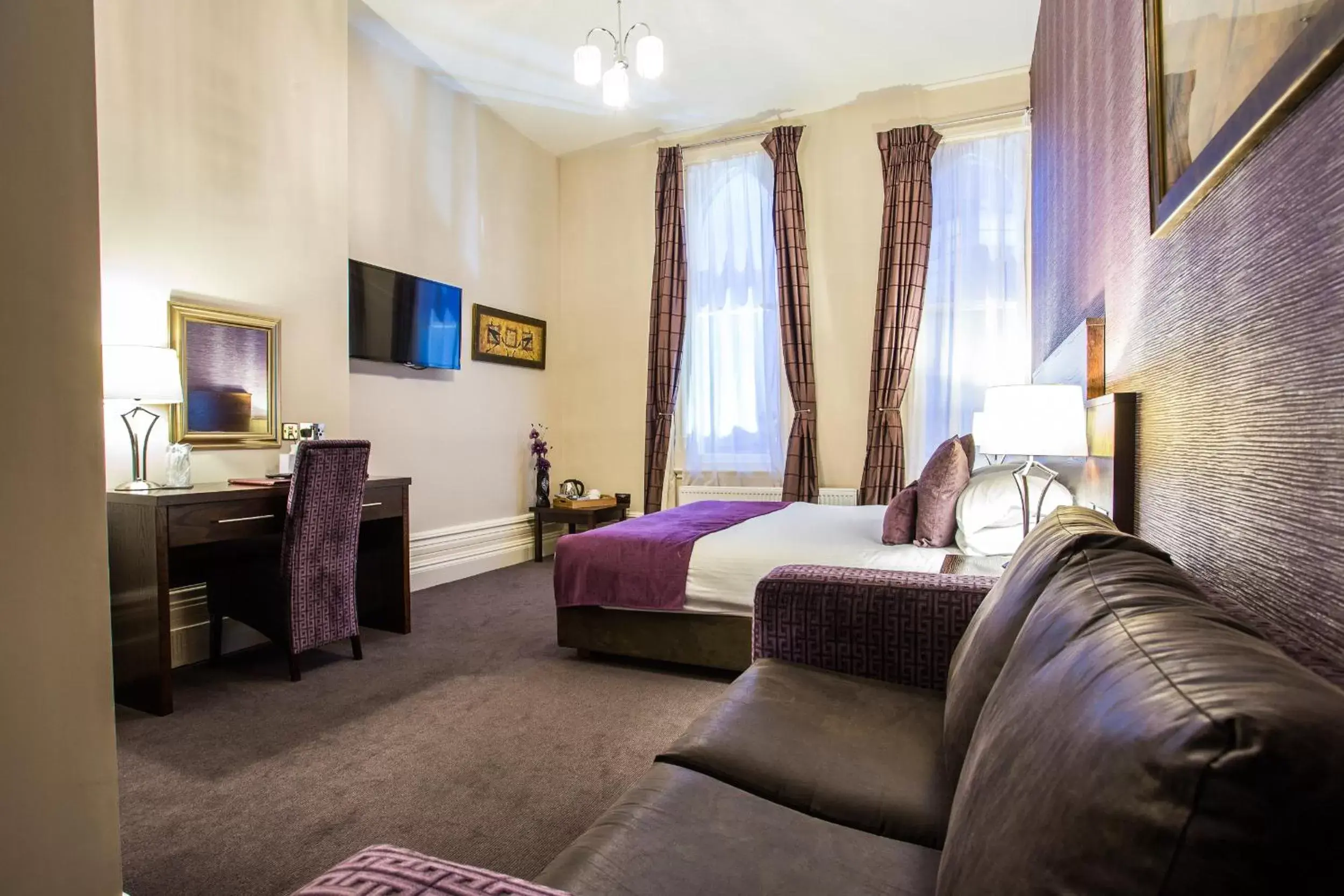 Bedroom, Bed in The Duke of Edinburgh Hotel & Bar